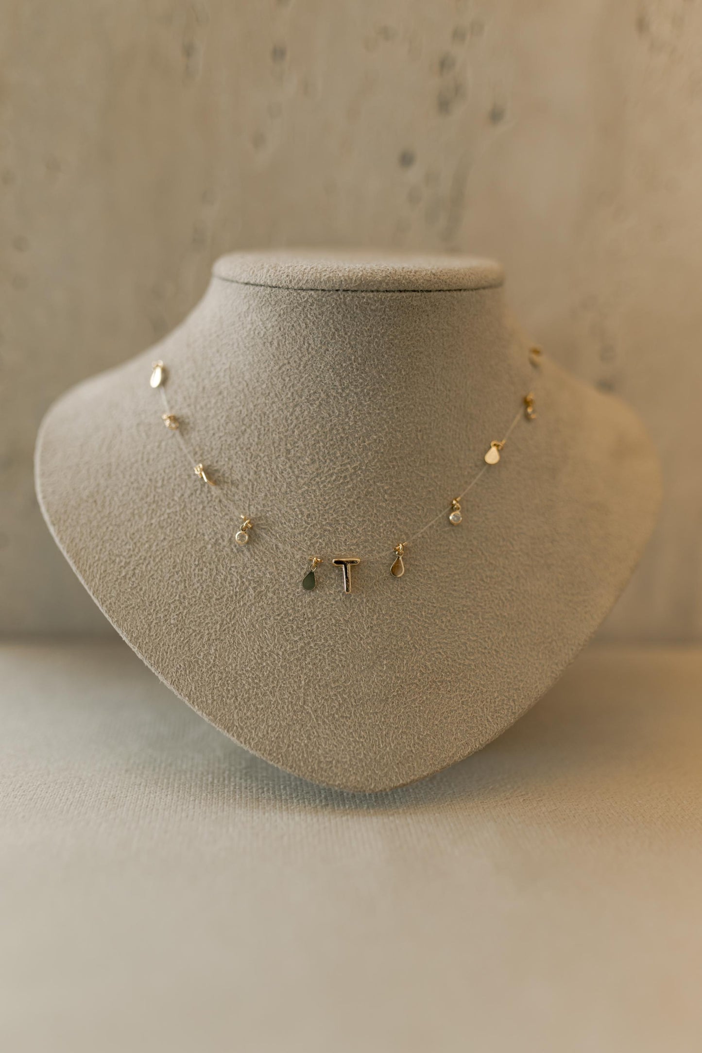 Colar Choker Nylon Letra Plaquinhas Dourado