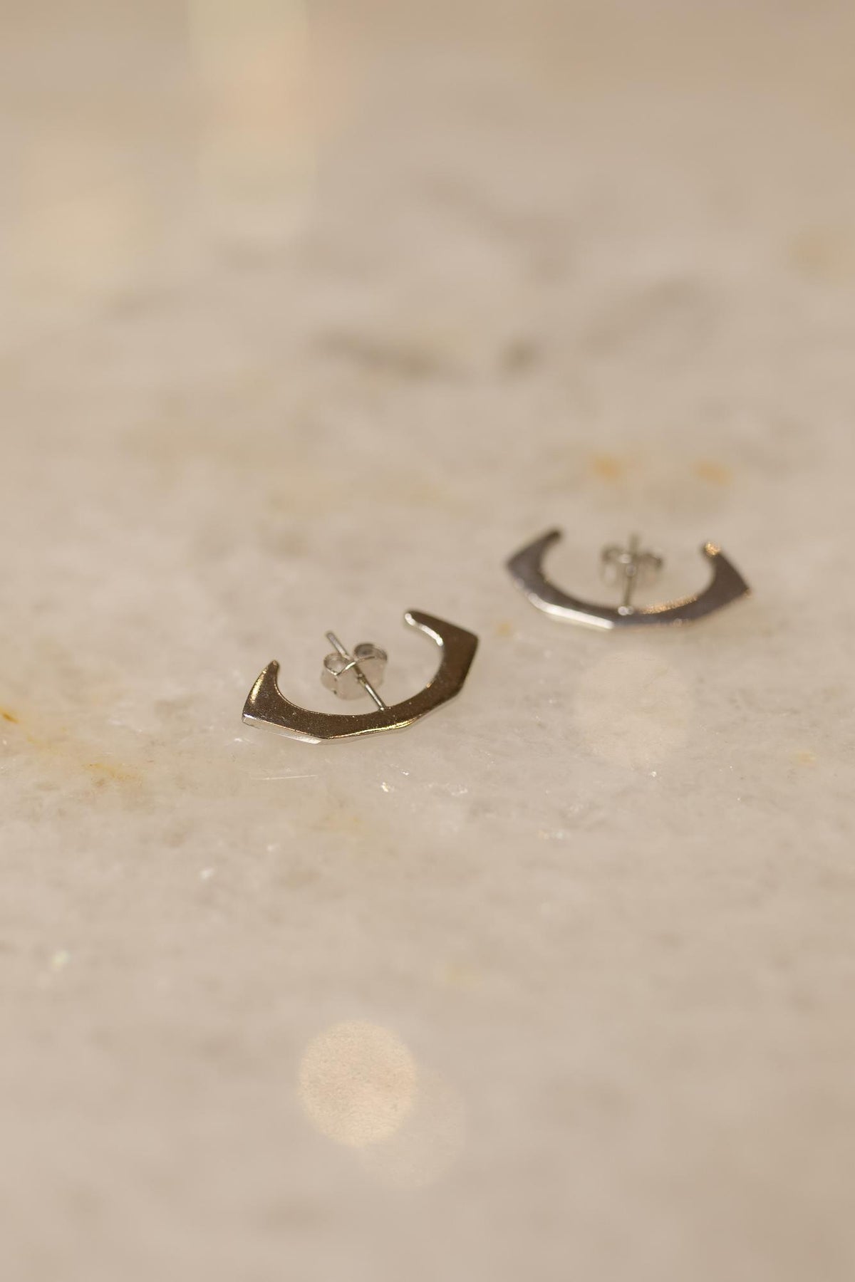 Brinco Ear Hook Geometric Liso Ródio Branco