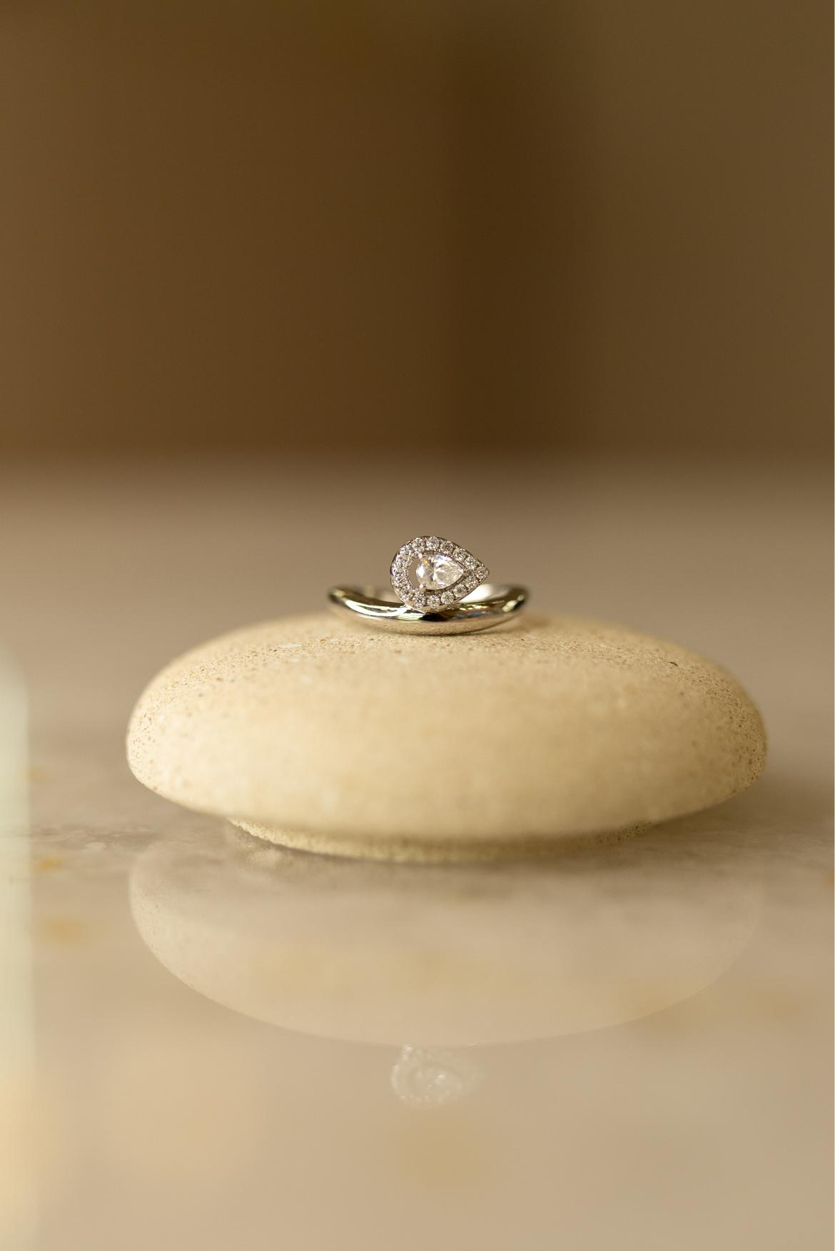 Anel Gota Cravejada Horizontal Moissanite Prata 925 Ródio Branco