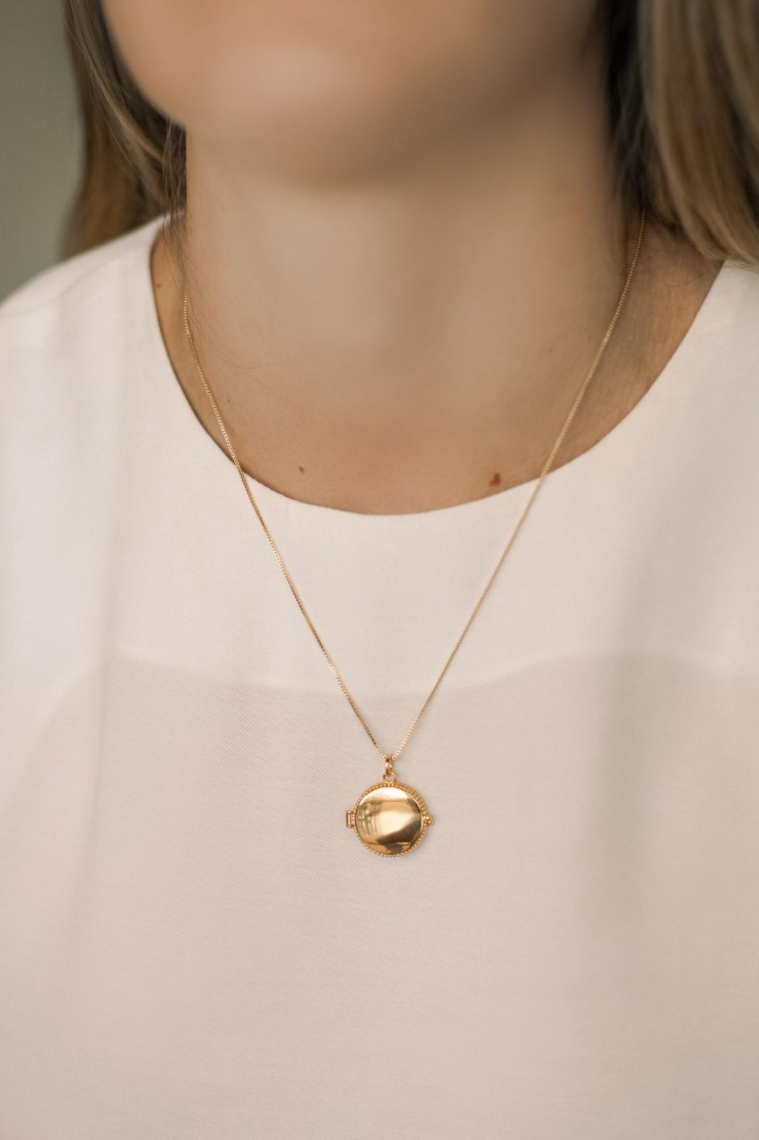 Colar Relicário Redondo Liso Dourado