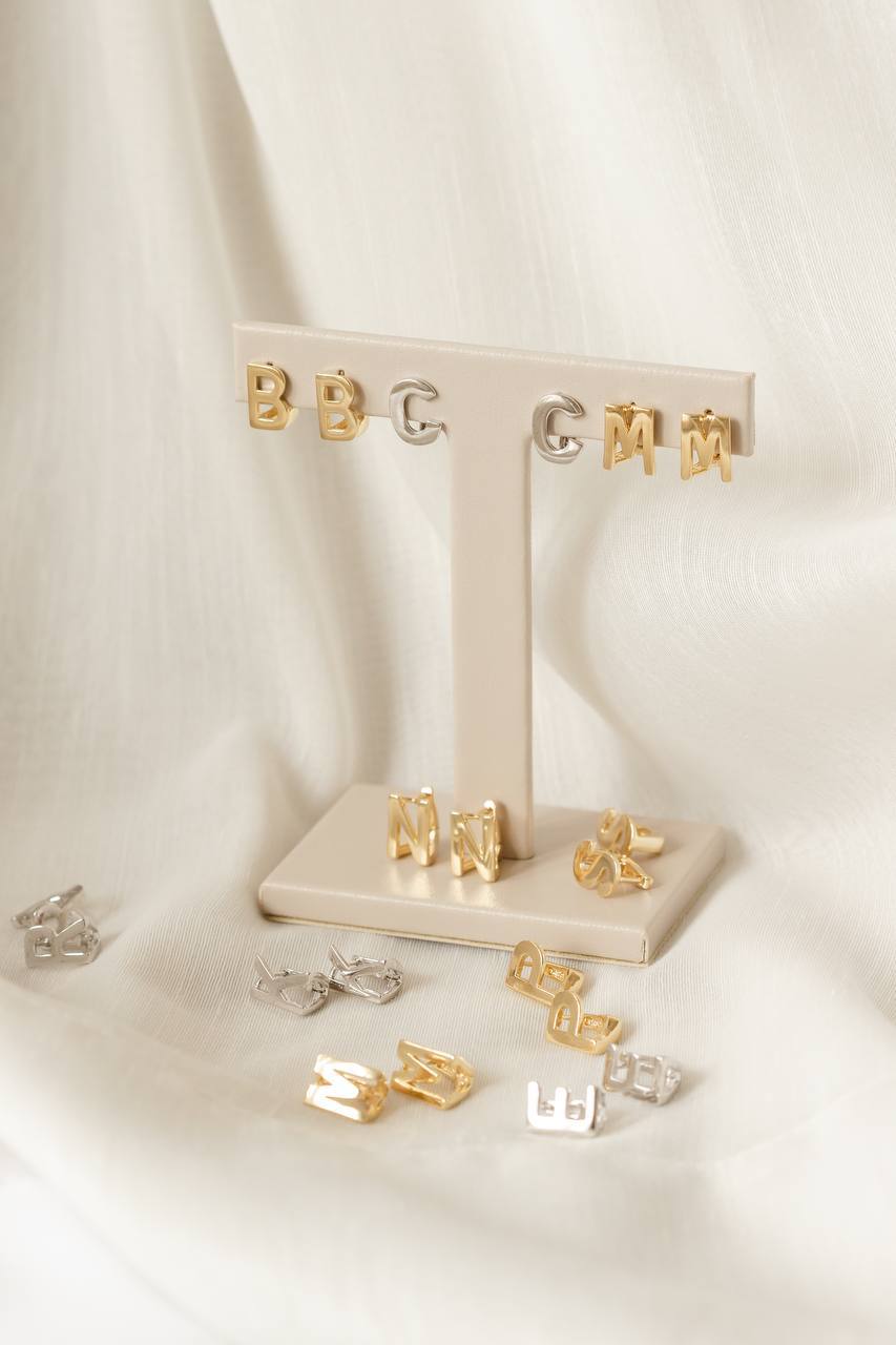 Brinco Argola Click Letra Ouro