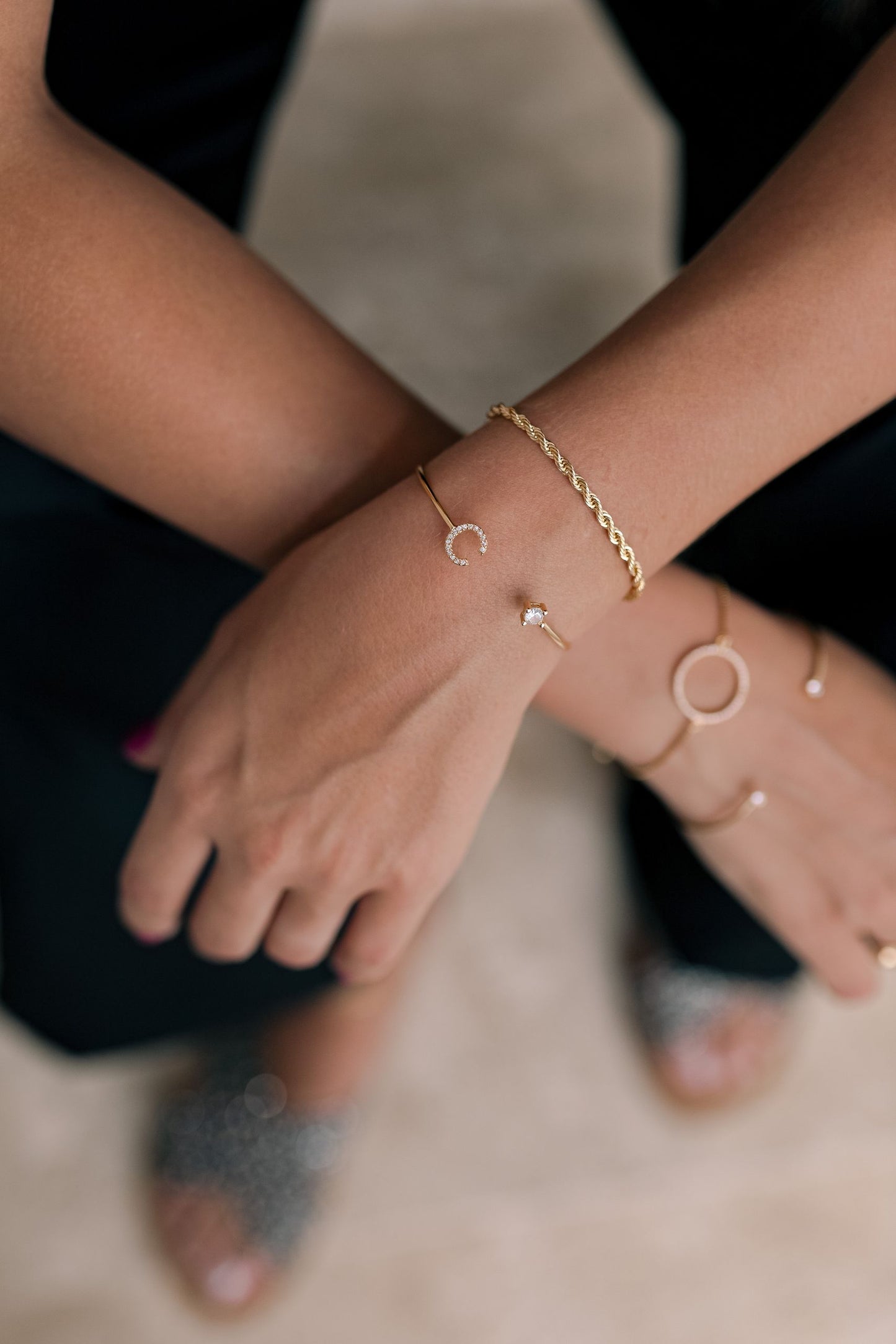 Bracelete Ponto de Luz e Letra Cravejada Dourado