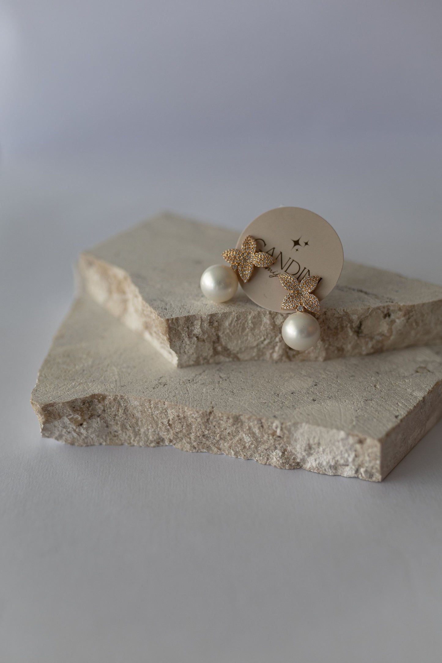 Brinco Camélia Com Pérola Dourado