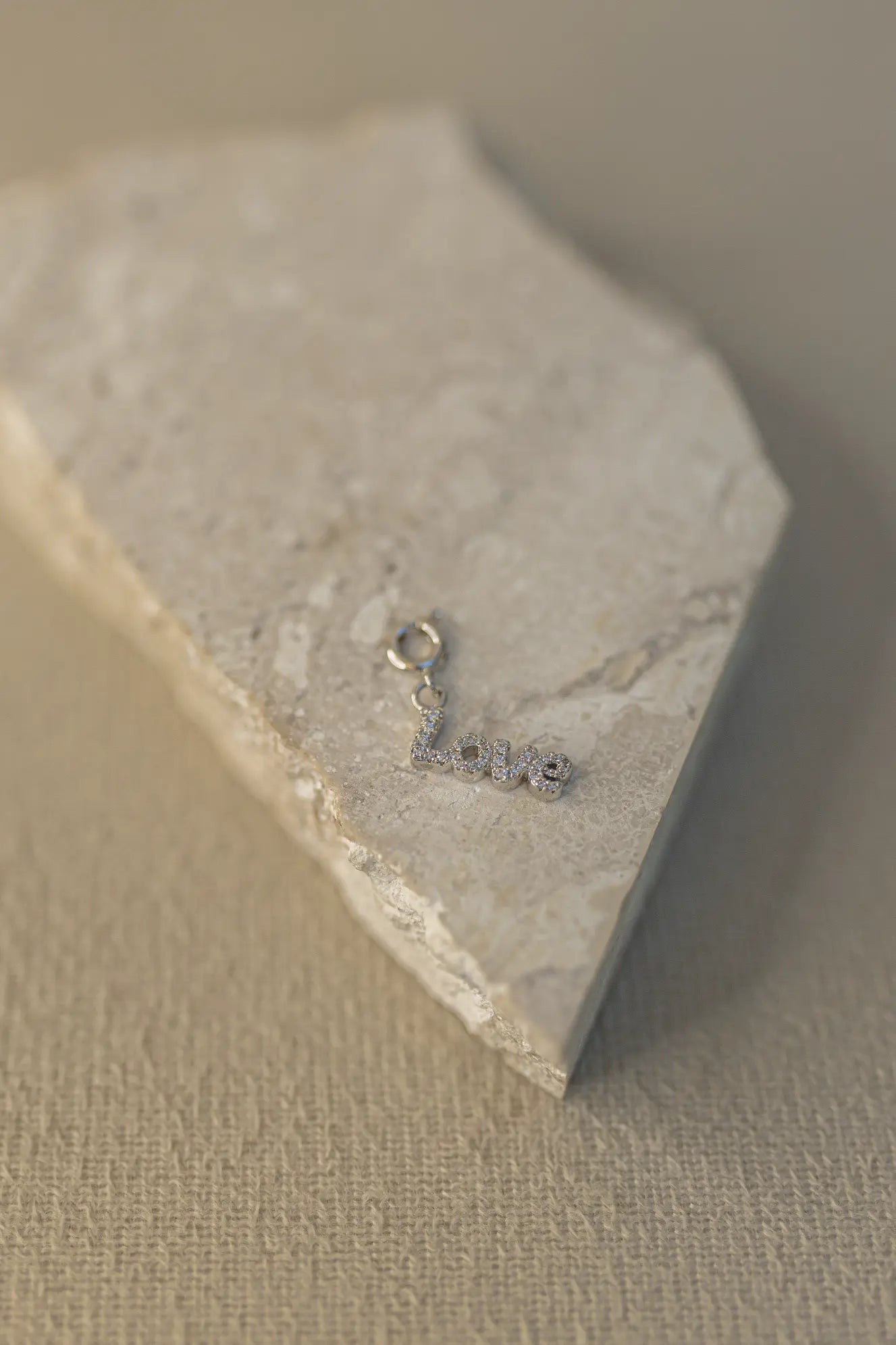 Pingente Love Cravejado Ródio Branco