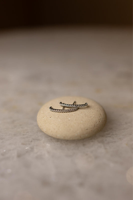 Brinco Ear Hook Slim Cravejado Moissanite Prata 925 Ródio Branco