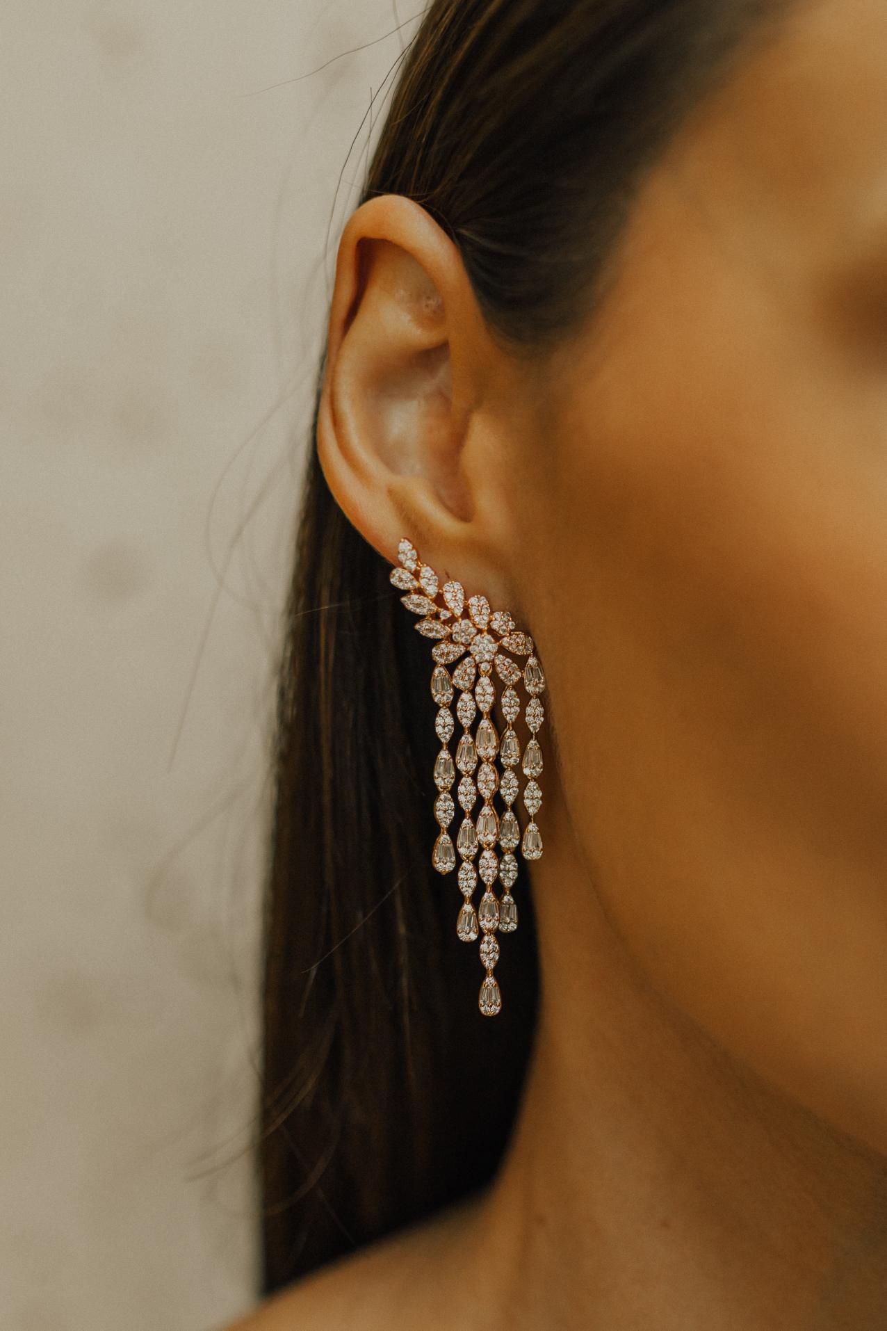Brinco Ear Cuff Cascata Franja Cravejada Ouro