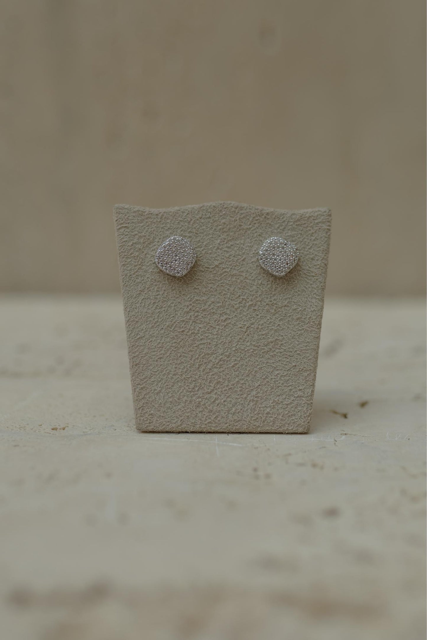 Brinco Orgânico Cravejado Ródio Branco GG