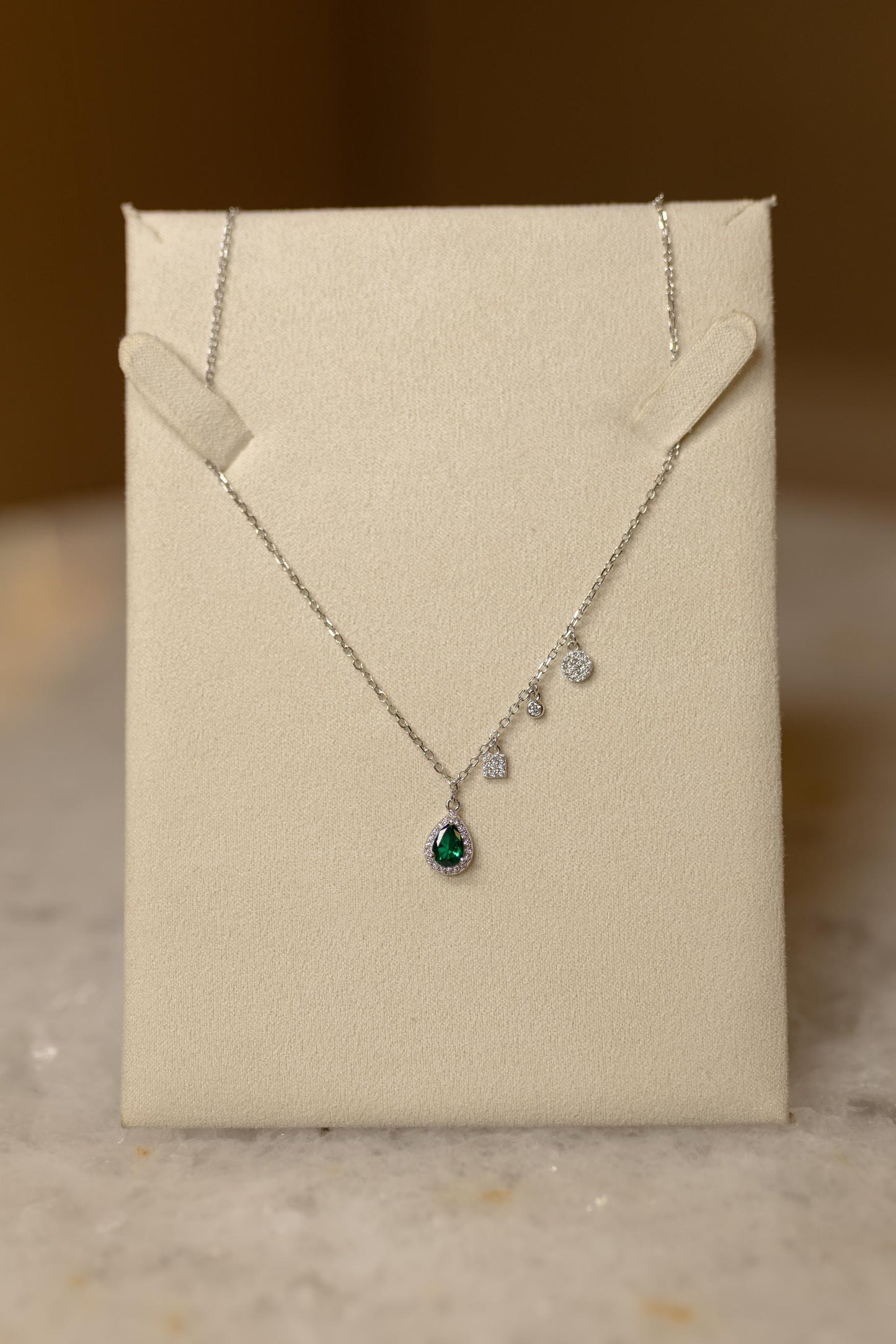 Colar Gota Esmeralda Cravejada Prata 925 Ródio Branco
