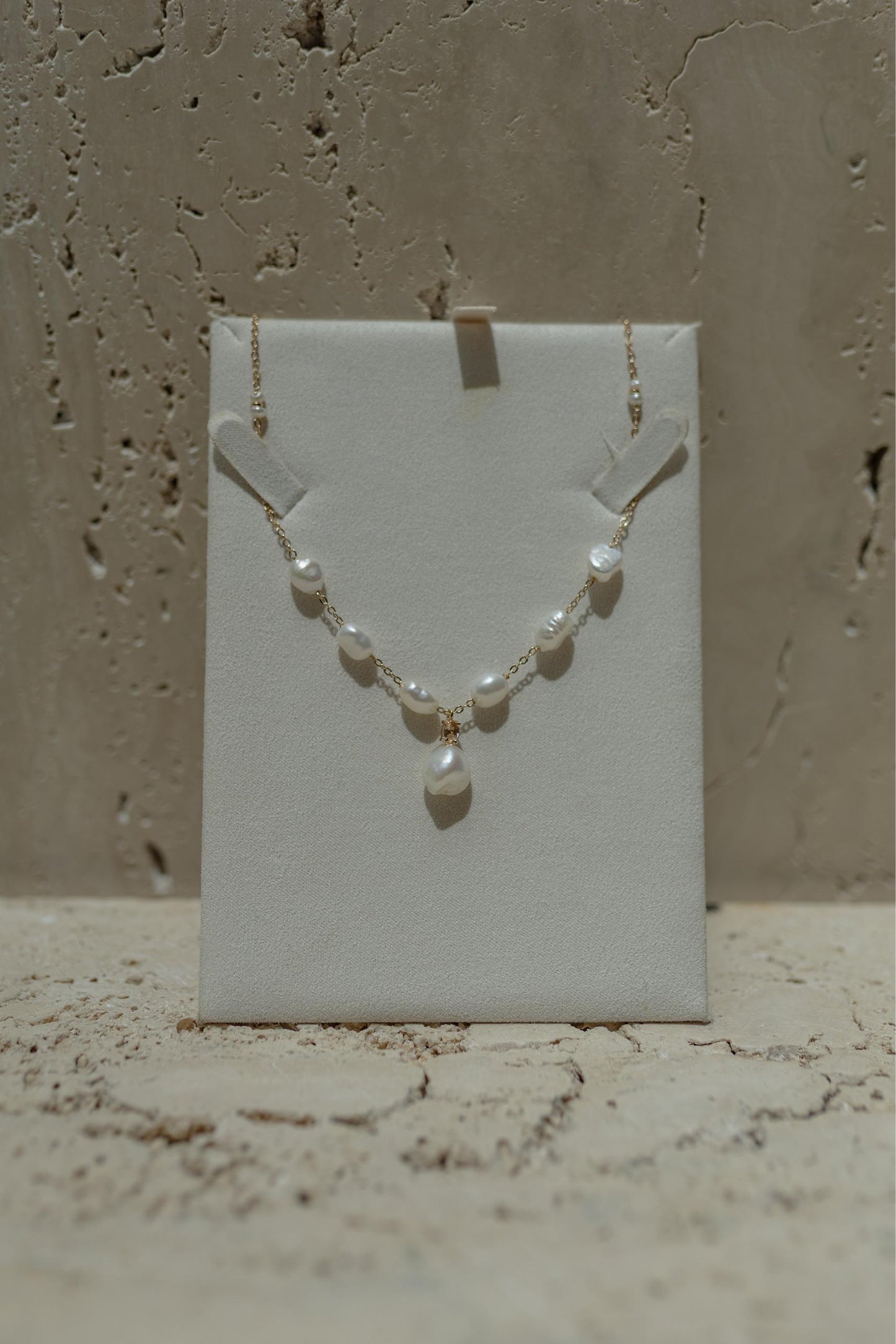 Choker Pérolas de Água Doce Chatão Cravejado Dourado