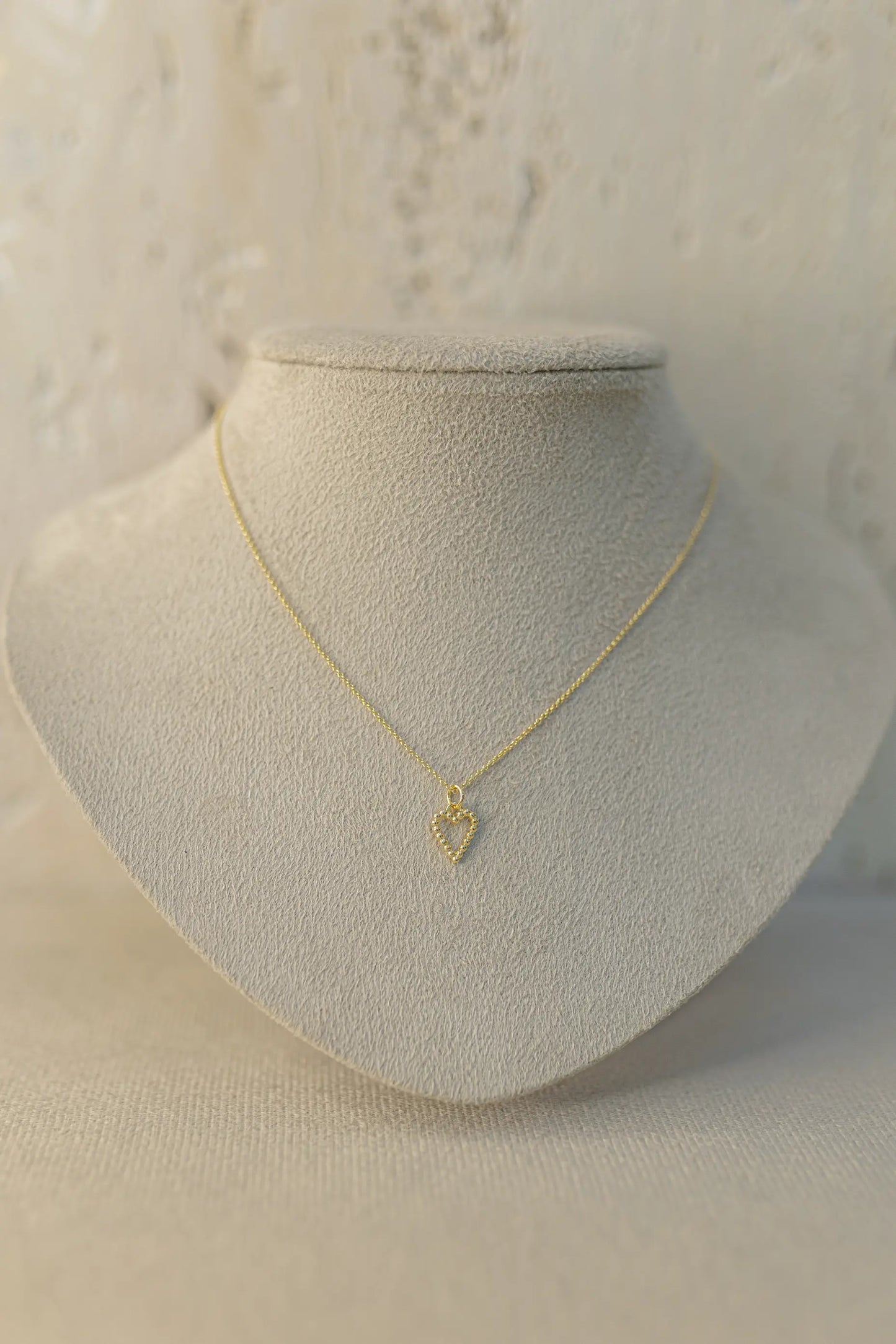 Colar com Pingente Coração Bolinha Vazado Dourado