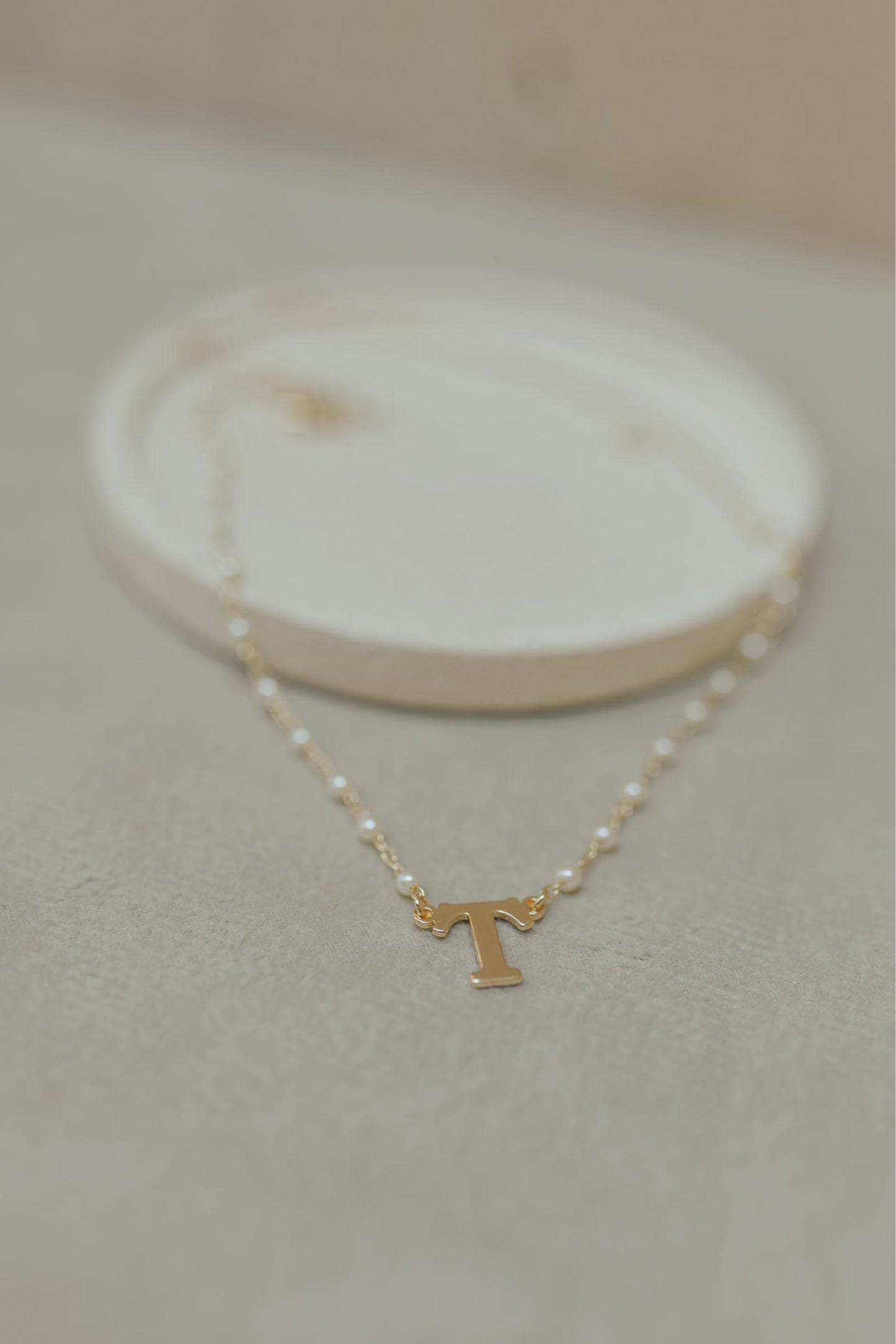 Colar Pérola Letra Dourado