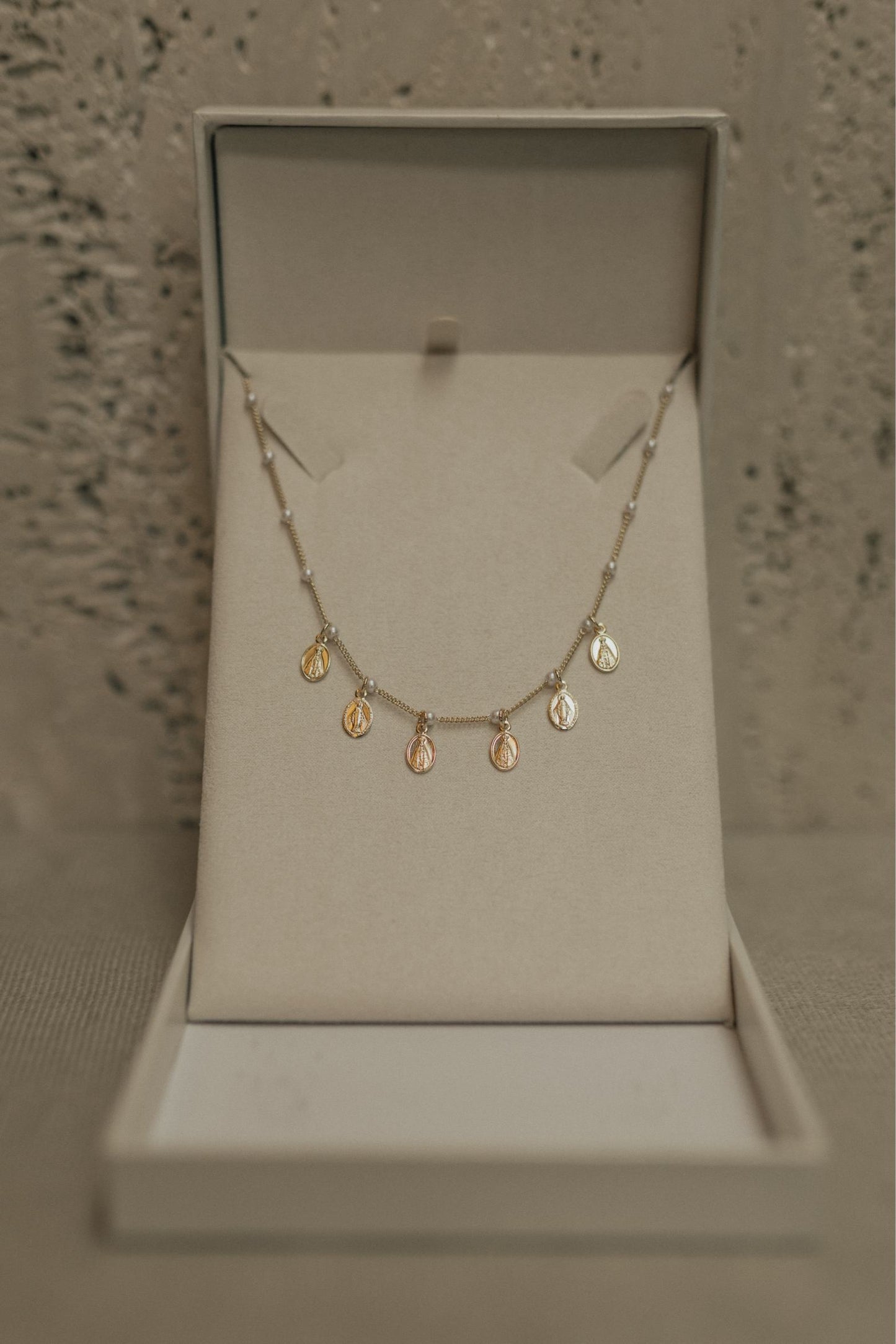 Colar Religioso com Pérolas Dourado