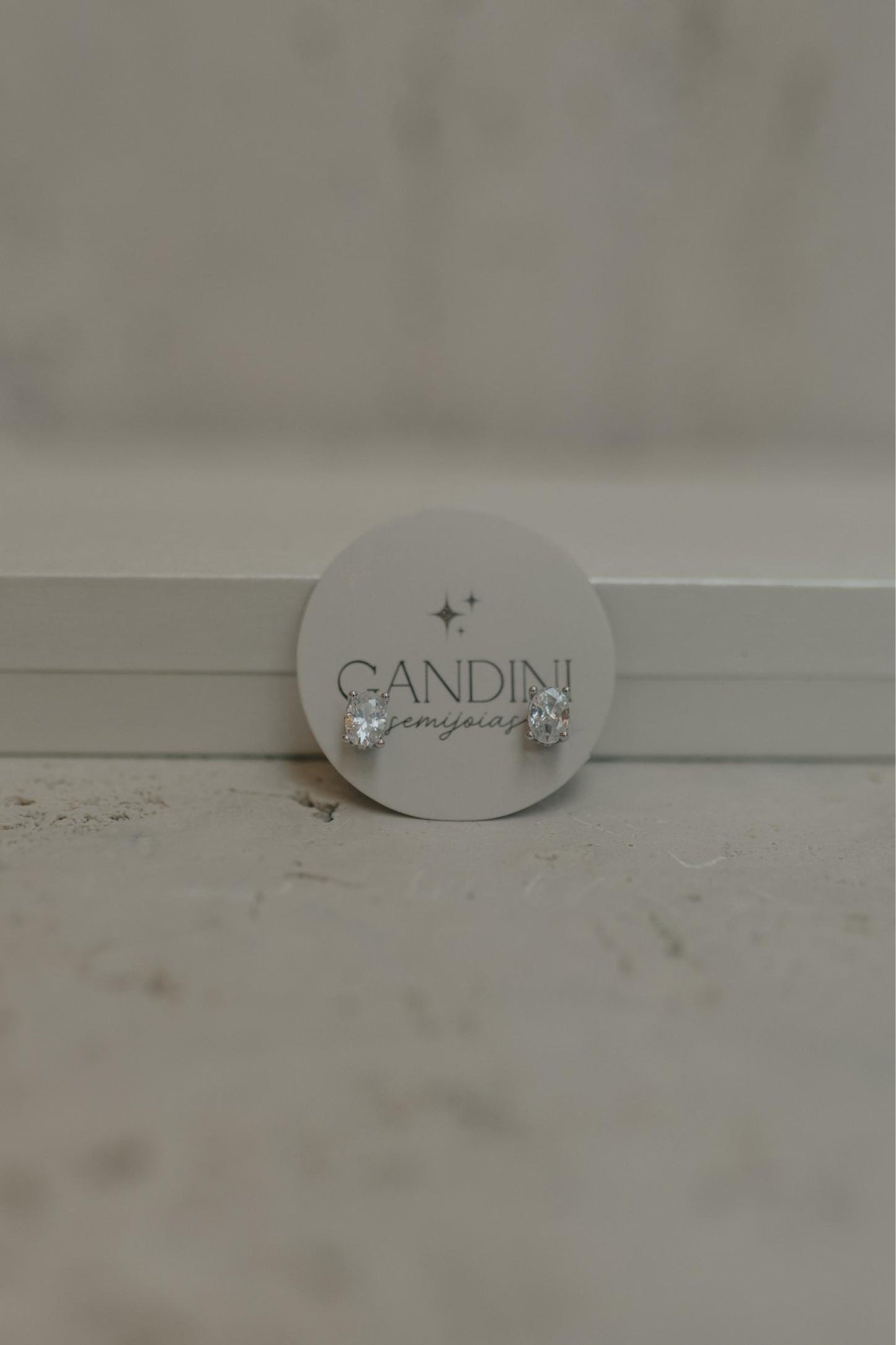 Brinco Oval Base Cravejada Prata 925 Ródio Branco