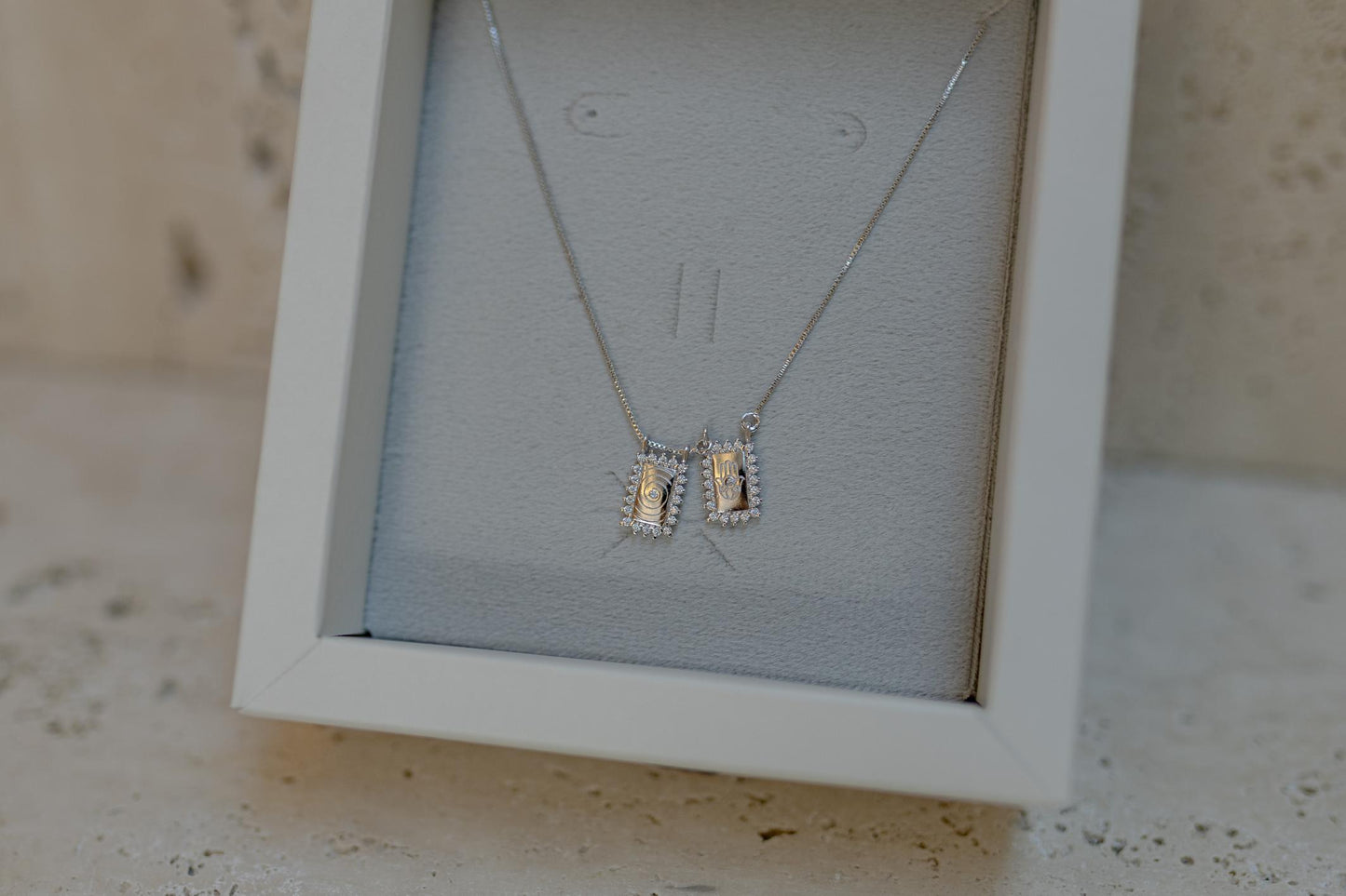 Colar Escapulário Mão de Hamsá Ródio Branco