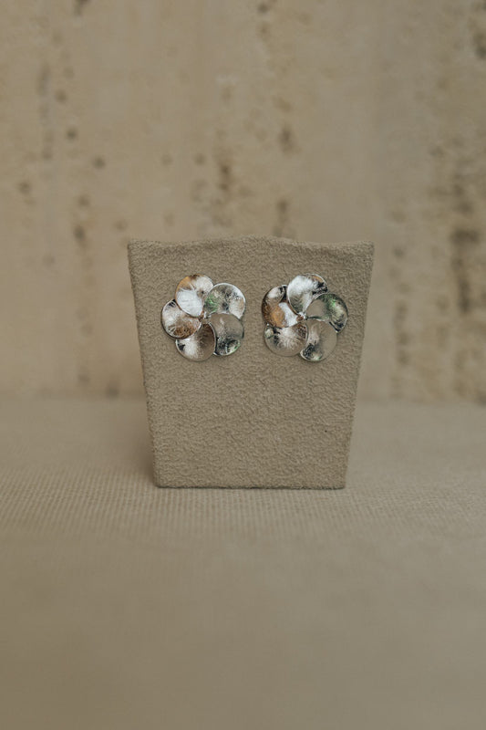 Brinco Flor Escovada 5 Pétalas Ródio Branco