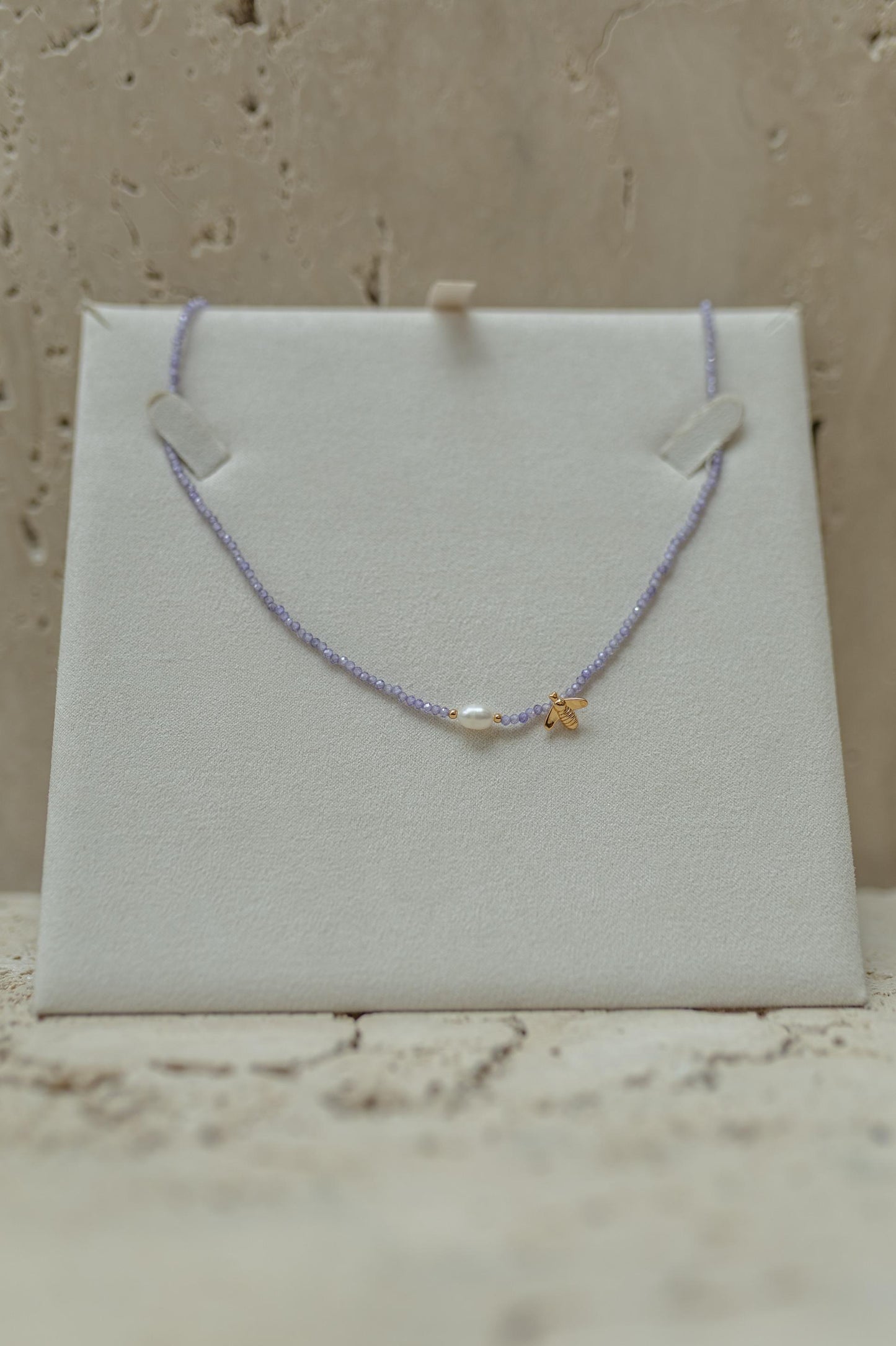 Choker Bee Lilás Pérola de Água Doce Dourado