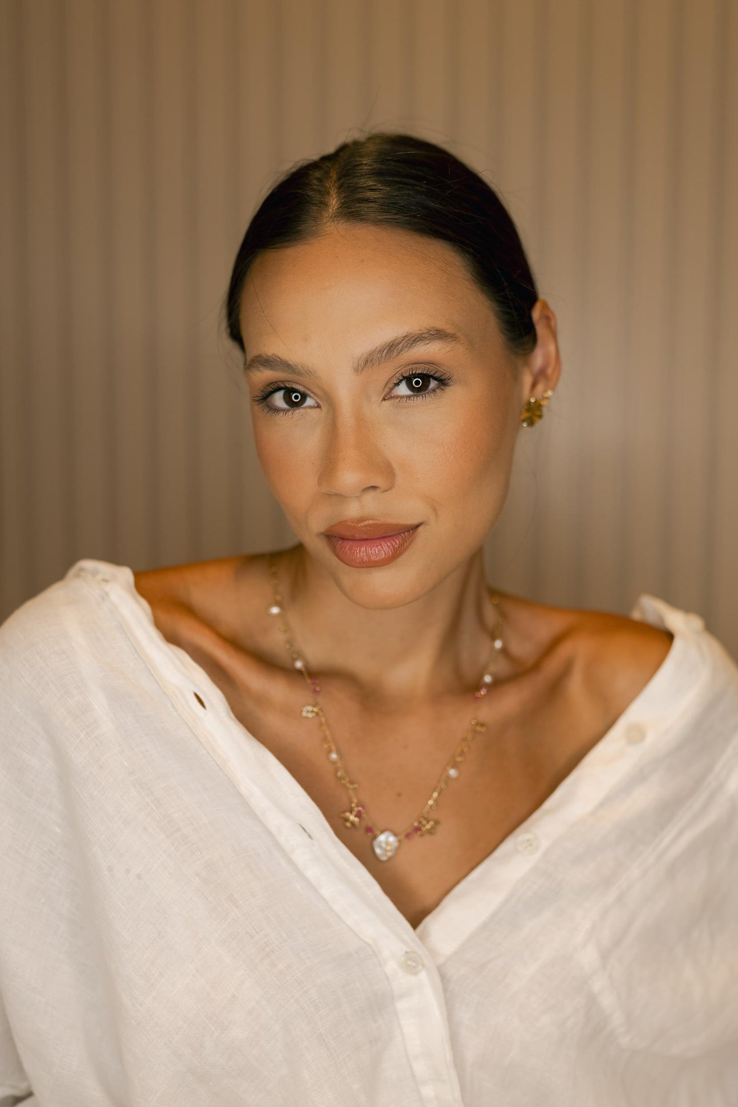 Colar Escapulário Pedras com Pérola Espírito Santo Dourado