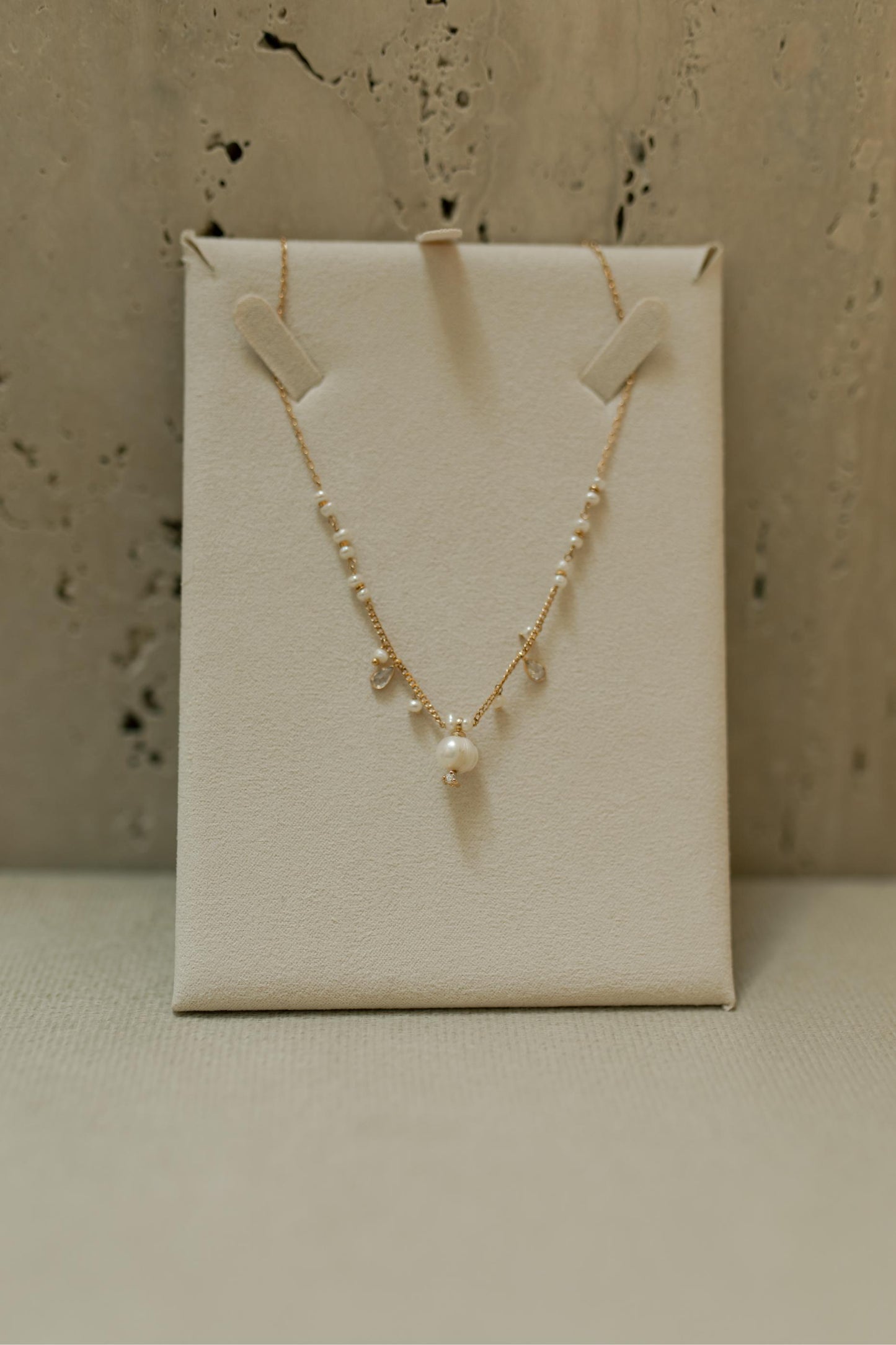 Colar Pérola Natural com Zircônias Dourado