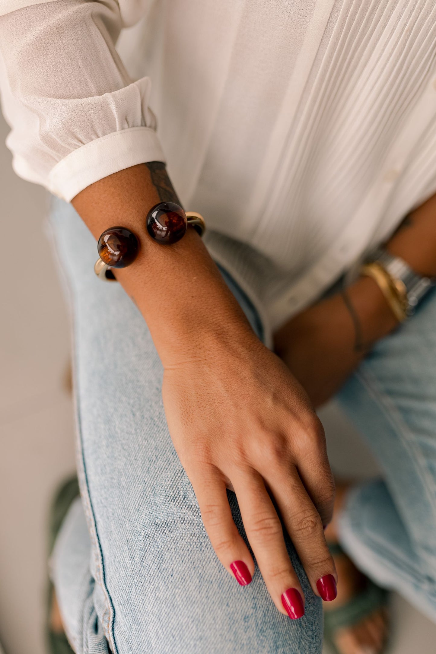 Bracelete Dourado com Bolas de Resina Marrom
