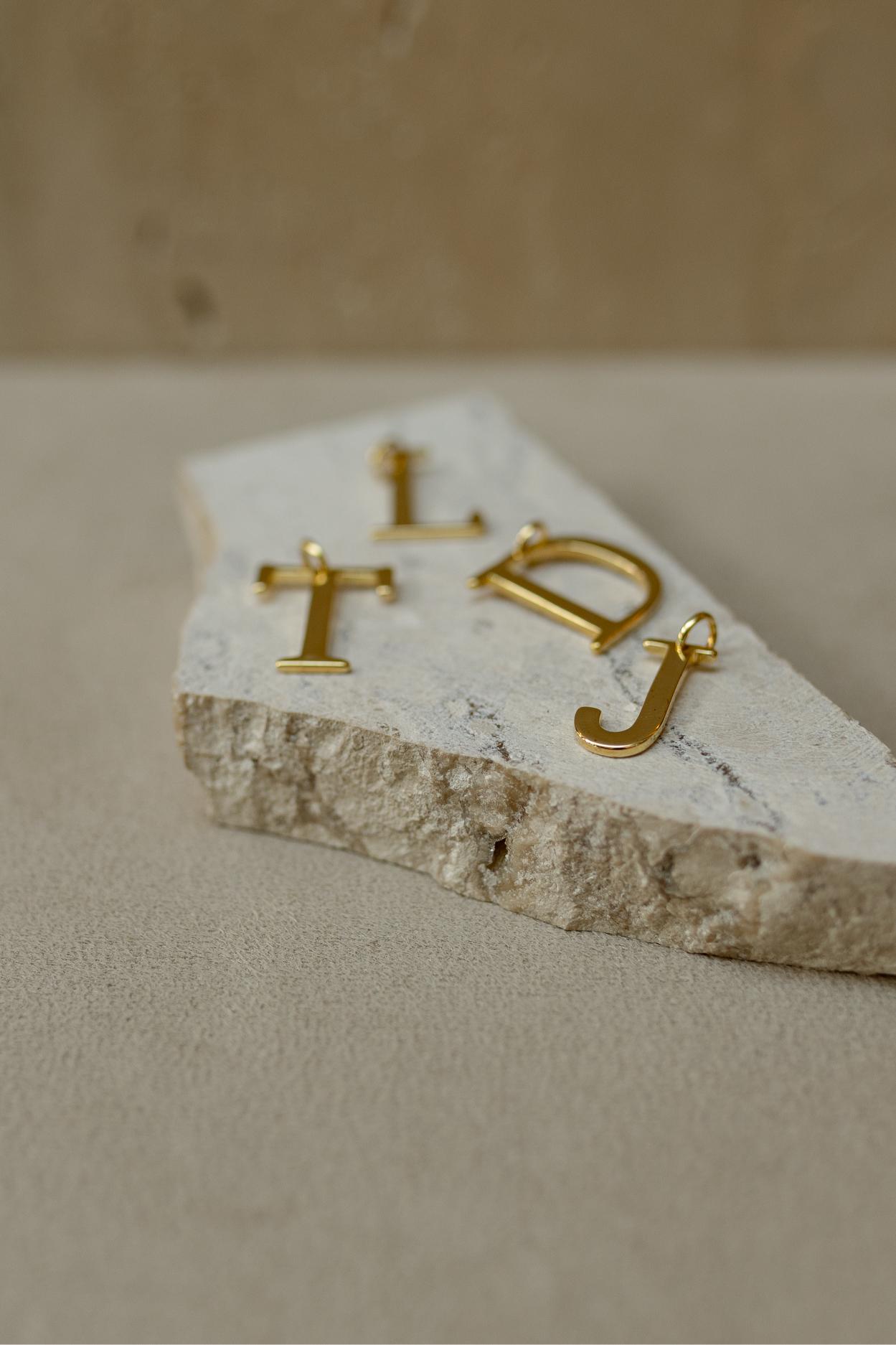 Pingente Design Letra Dourado