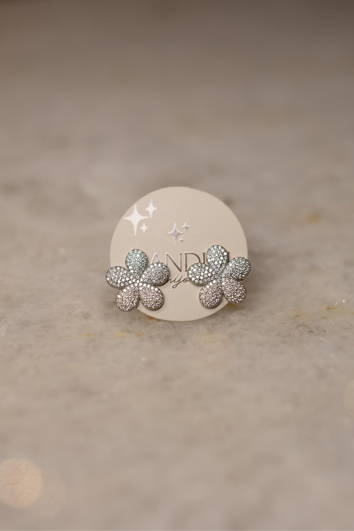 Brinco Flor Cravejada Ródio Branco