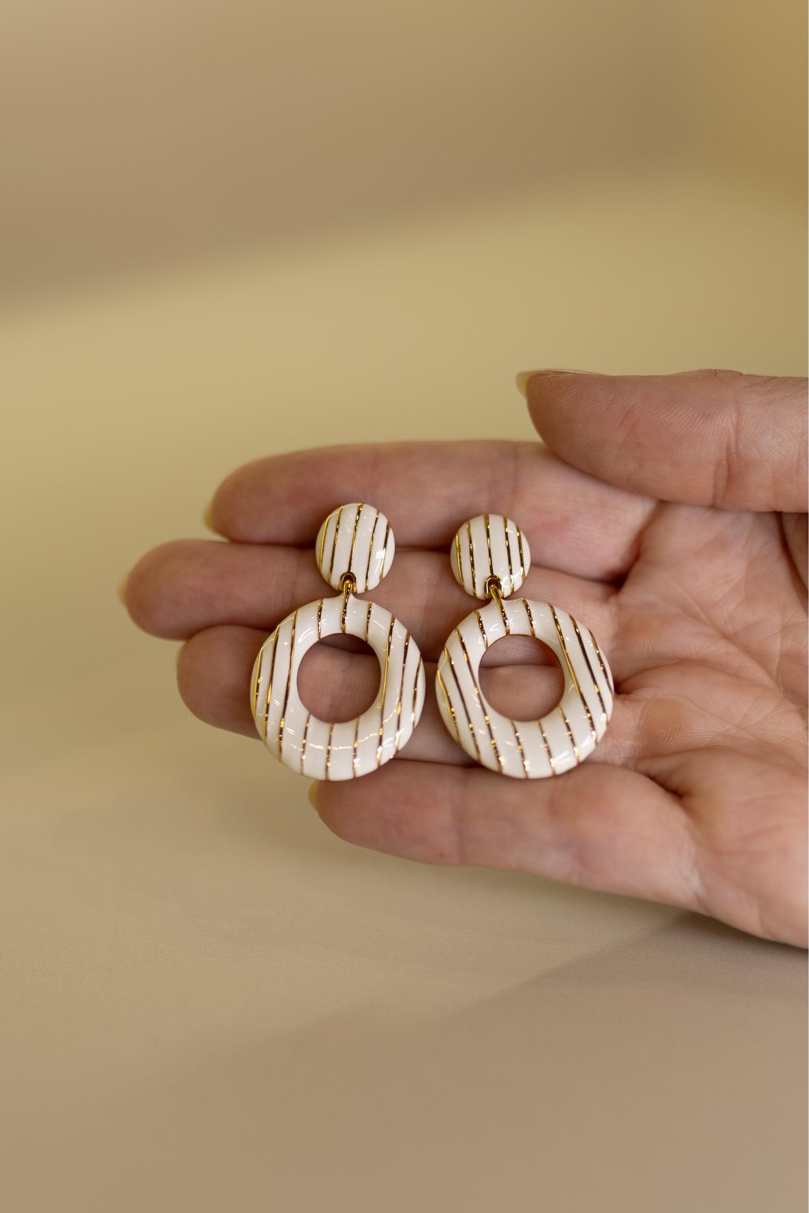Brinco Esmaltado Branco Dourado