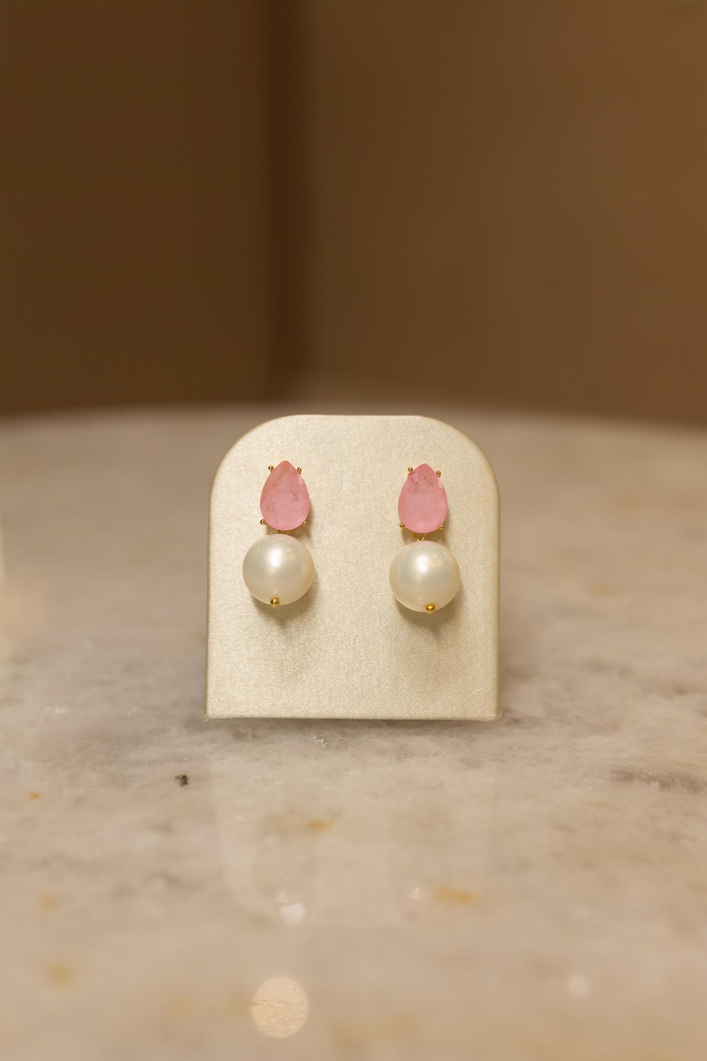 Brinco Gota Rosa e Pérola Dourado