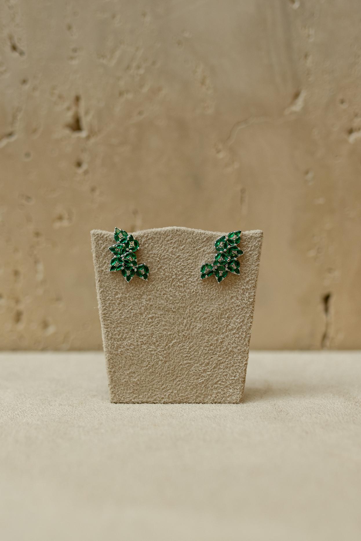 Brinco Ear Cuff Cravejado Esmeralda Ródio Branco