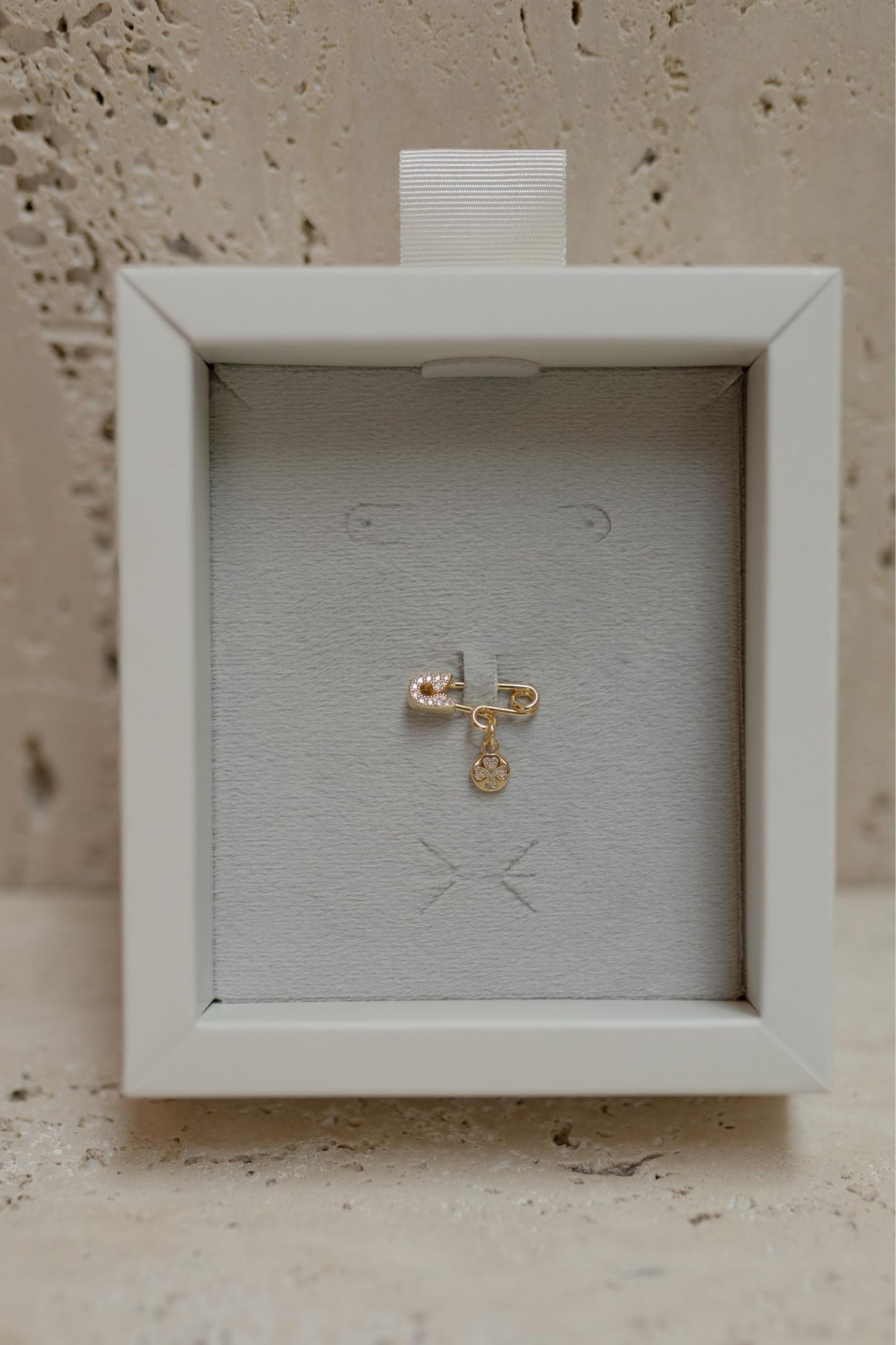 Alfinete Batizado Trevo Dourado