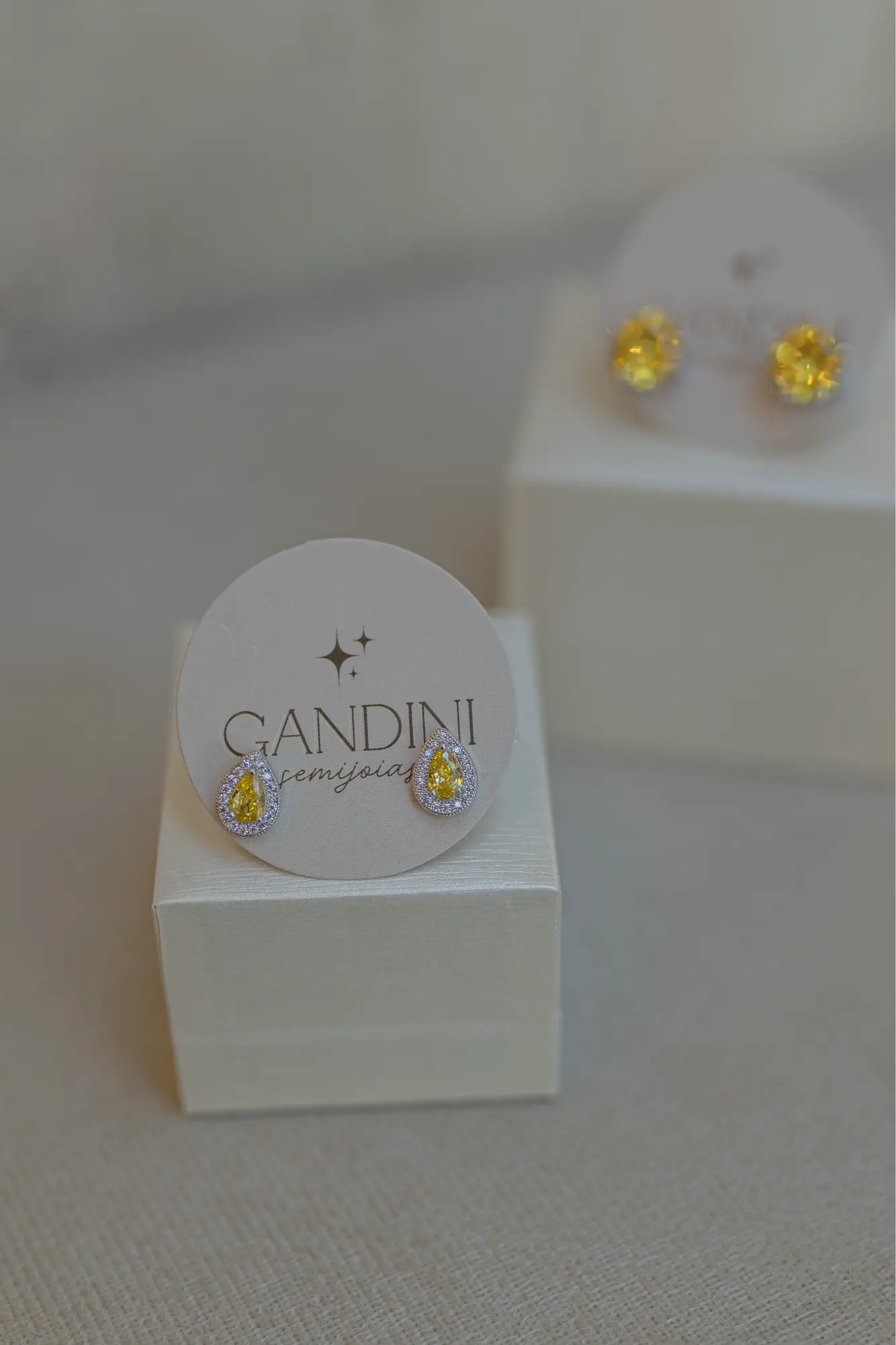 Brinco Redondo 10mm 4 Garras Yellow Fancy Ródio Branco