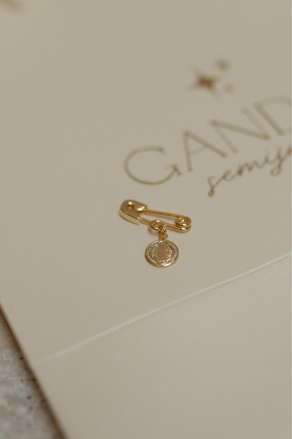 Alfinete Batizado Medalha de São Bento Dourado