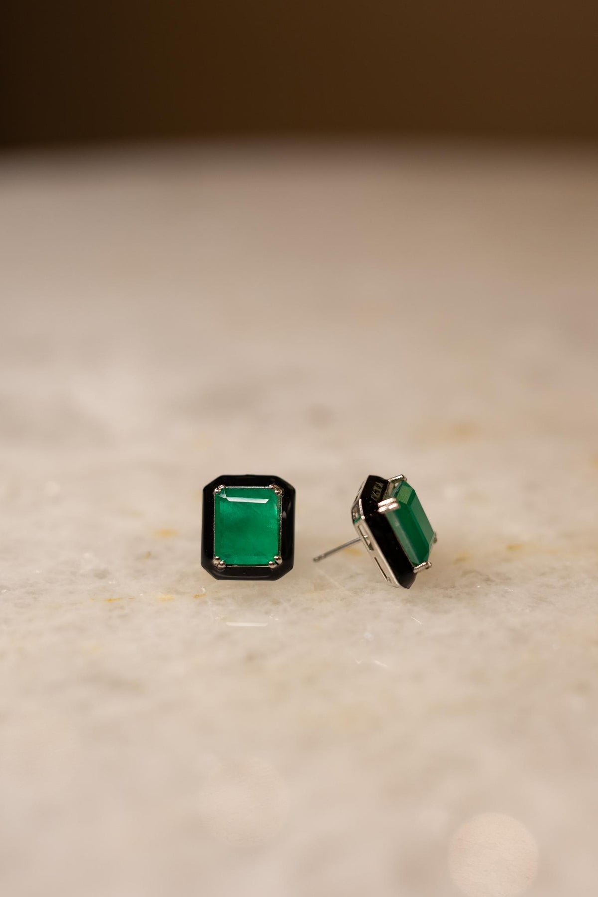 Brinco Fusion Esmeralda Esmaltado Preto Ródio Branco