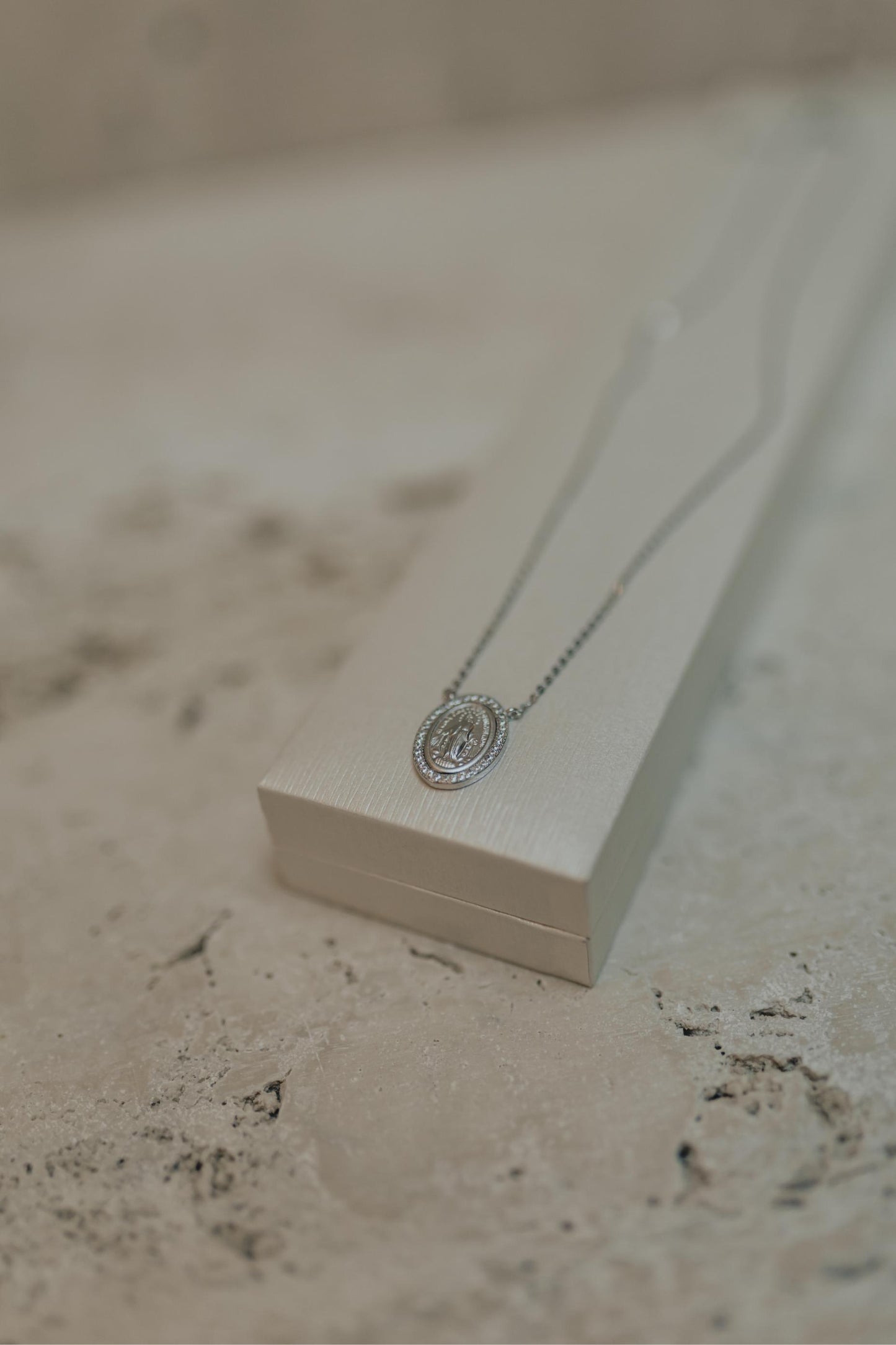 Colar Nossa Senhora das Graças Borda Cravejada Prata 925 Ródio Branco