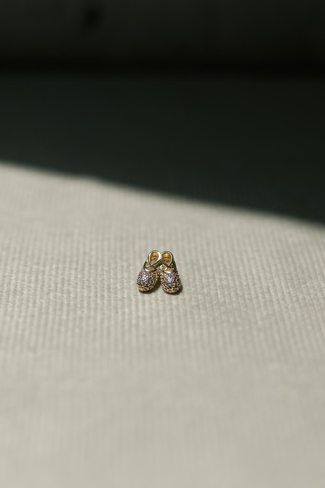 Pingente Sapatilha Cravejada Dourado