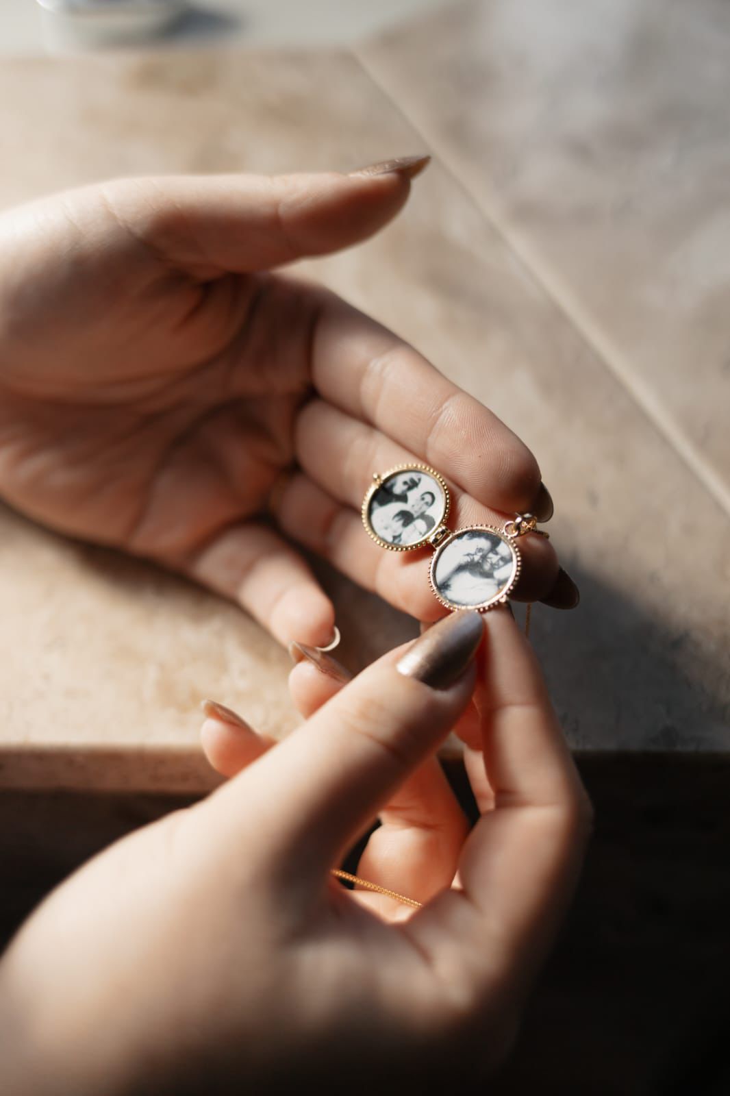 Colar Relicário Redondo Liso Dourado