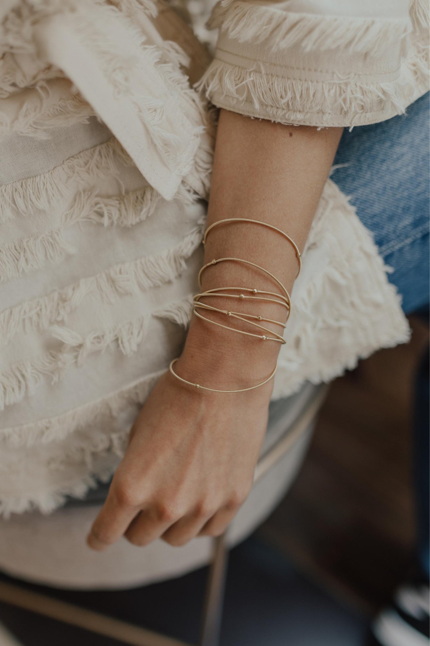 Pulseira Corda de Violão Bolinhas Dourado