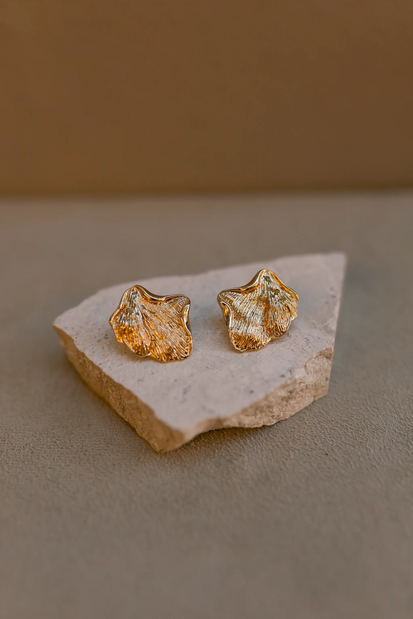 Brinco Orgânico Coral Dourado