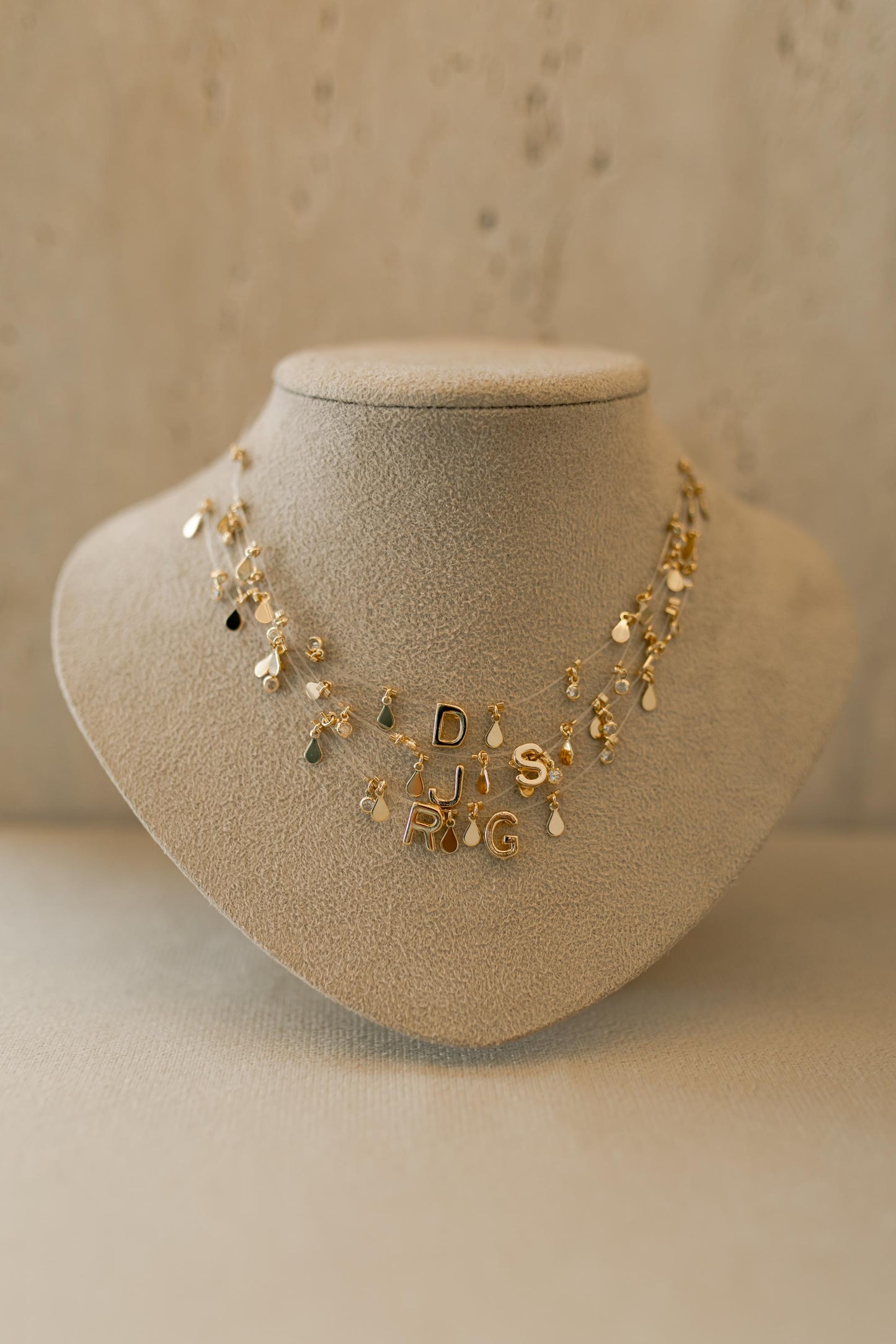 Colar Choker Nylon Letra Plaquinhas Dourado
