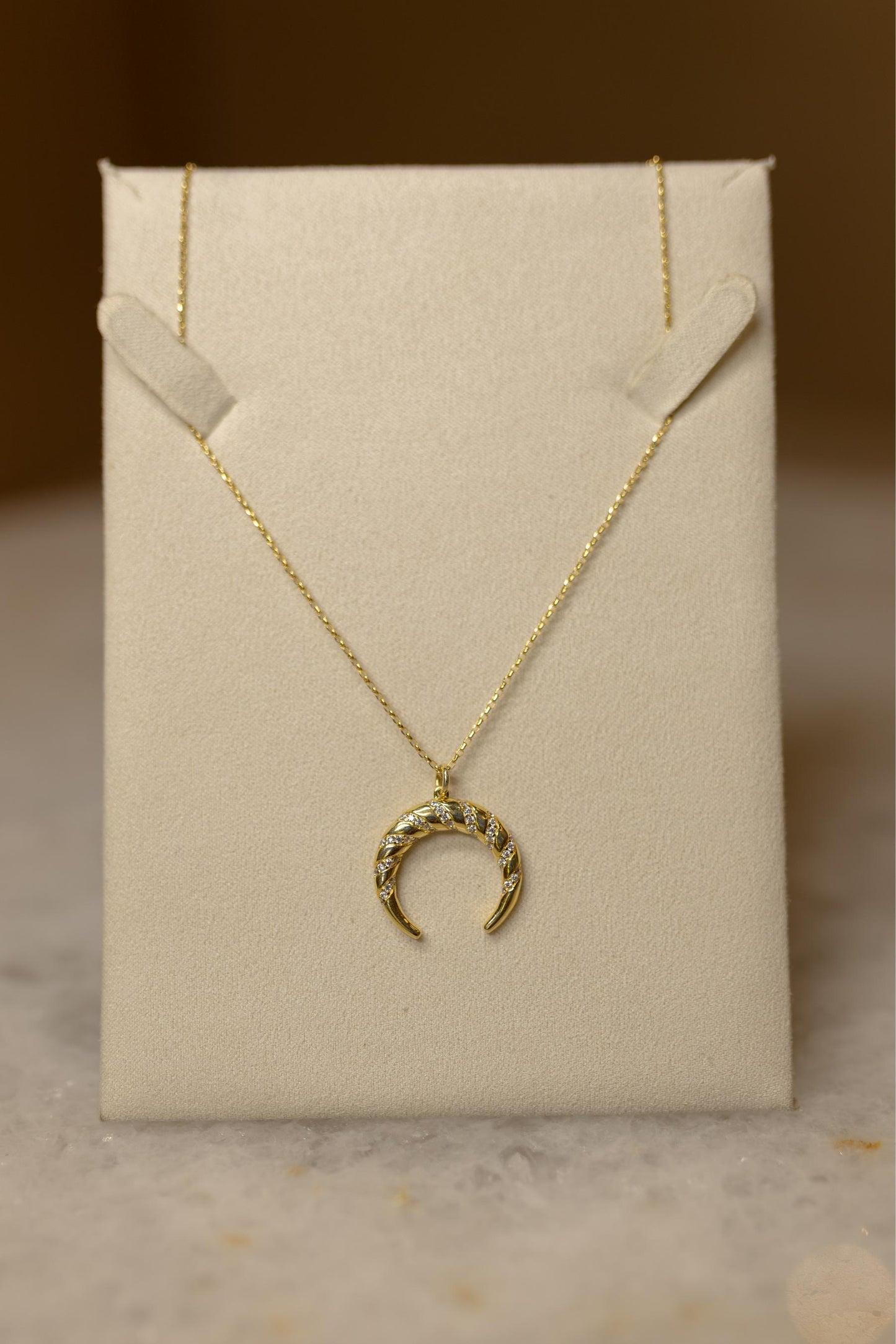Colar Chifre Boho Cravejado Dourado