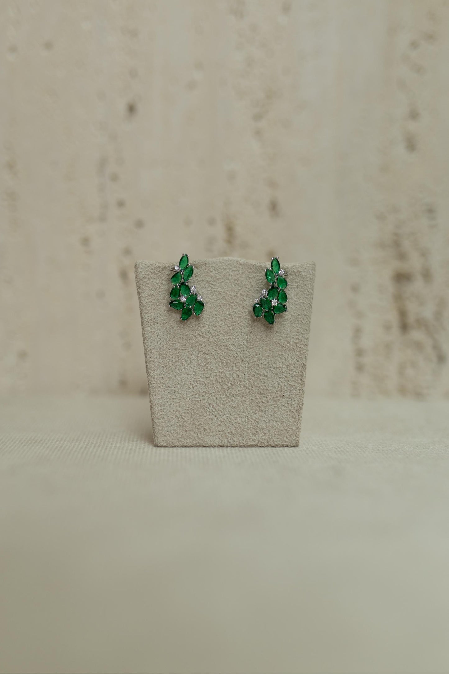 Brinco Ear Cuff Pedras Esmeralda Ródio Branco