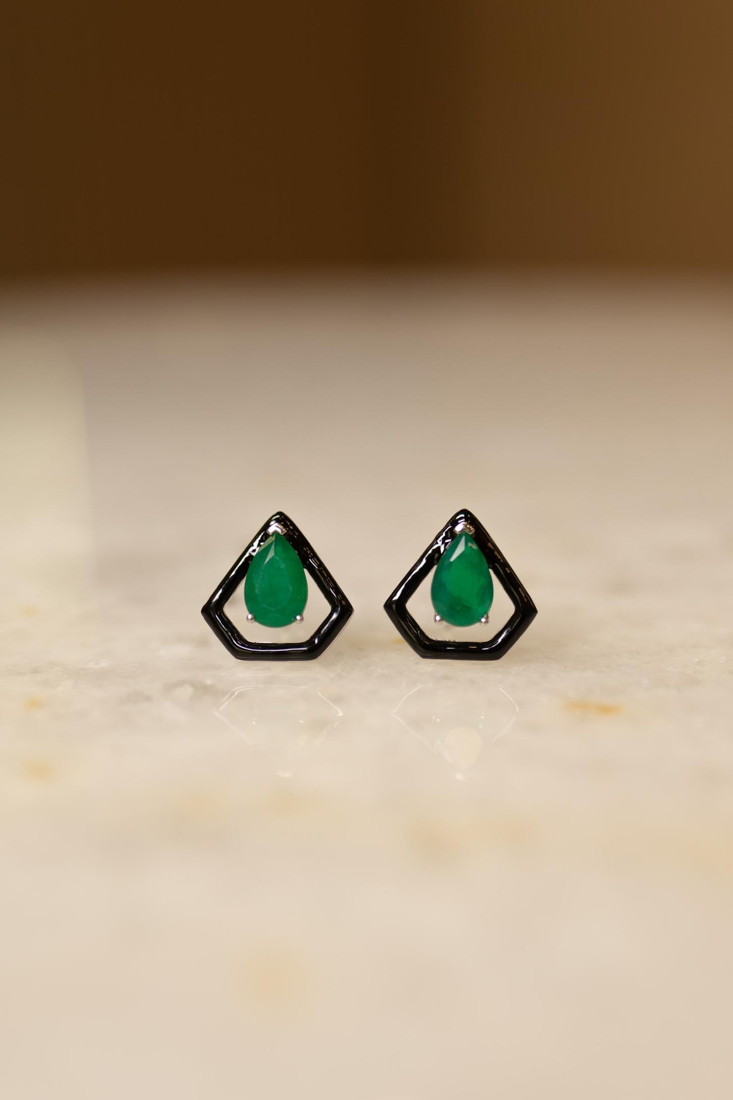 Brinco Gota Esmeralda Triângulo Esmaltado Ródio Branco