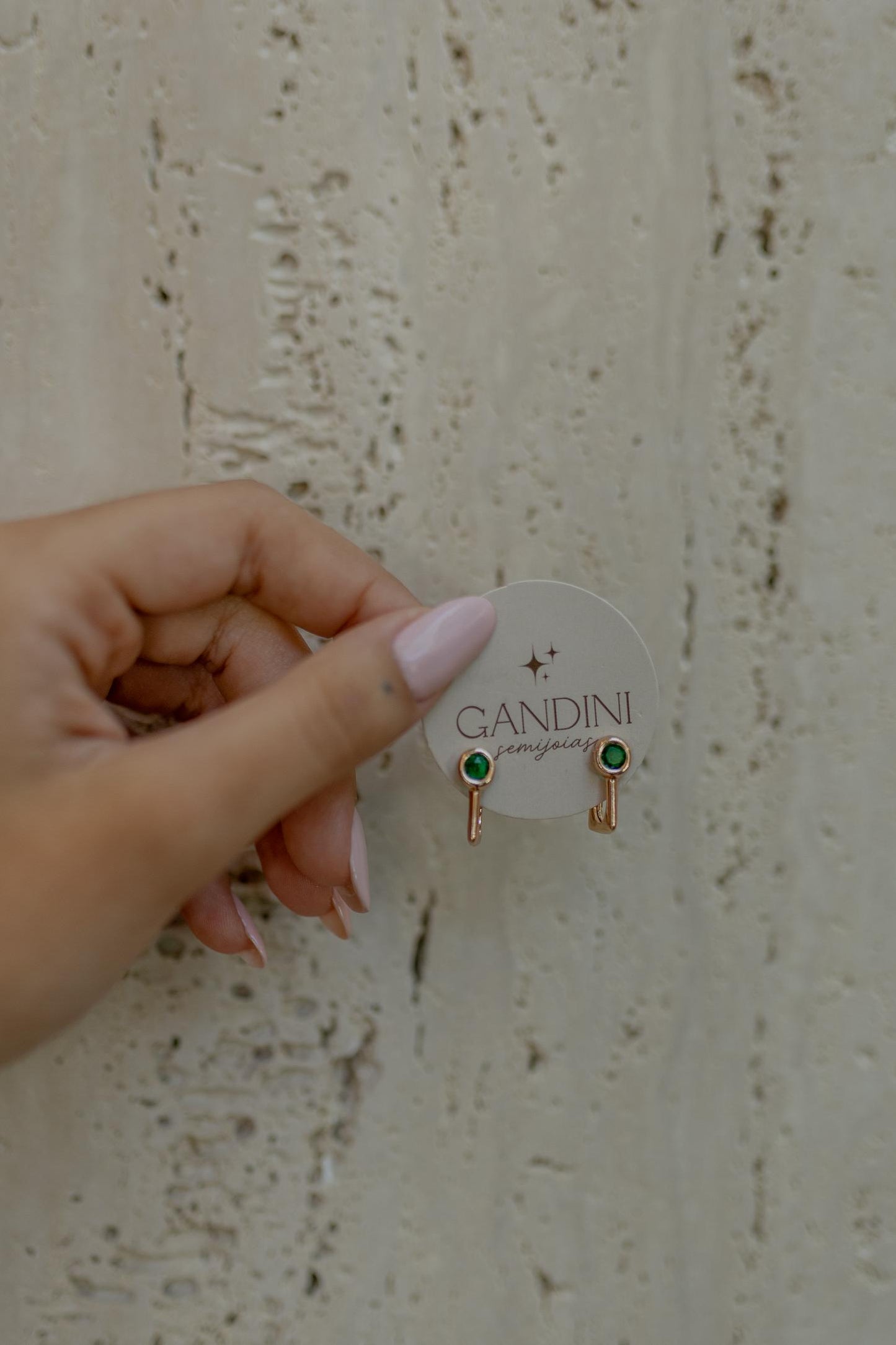 Brinco Meia Argola Esmeralda Dourado