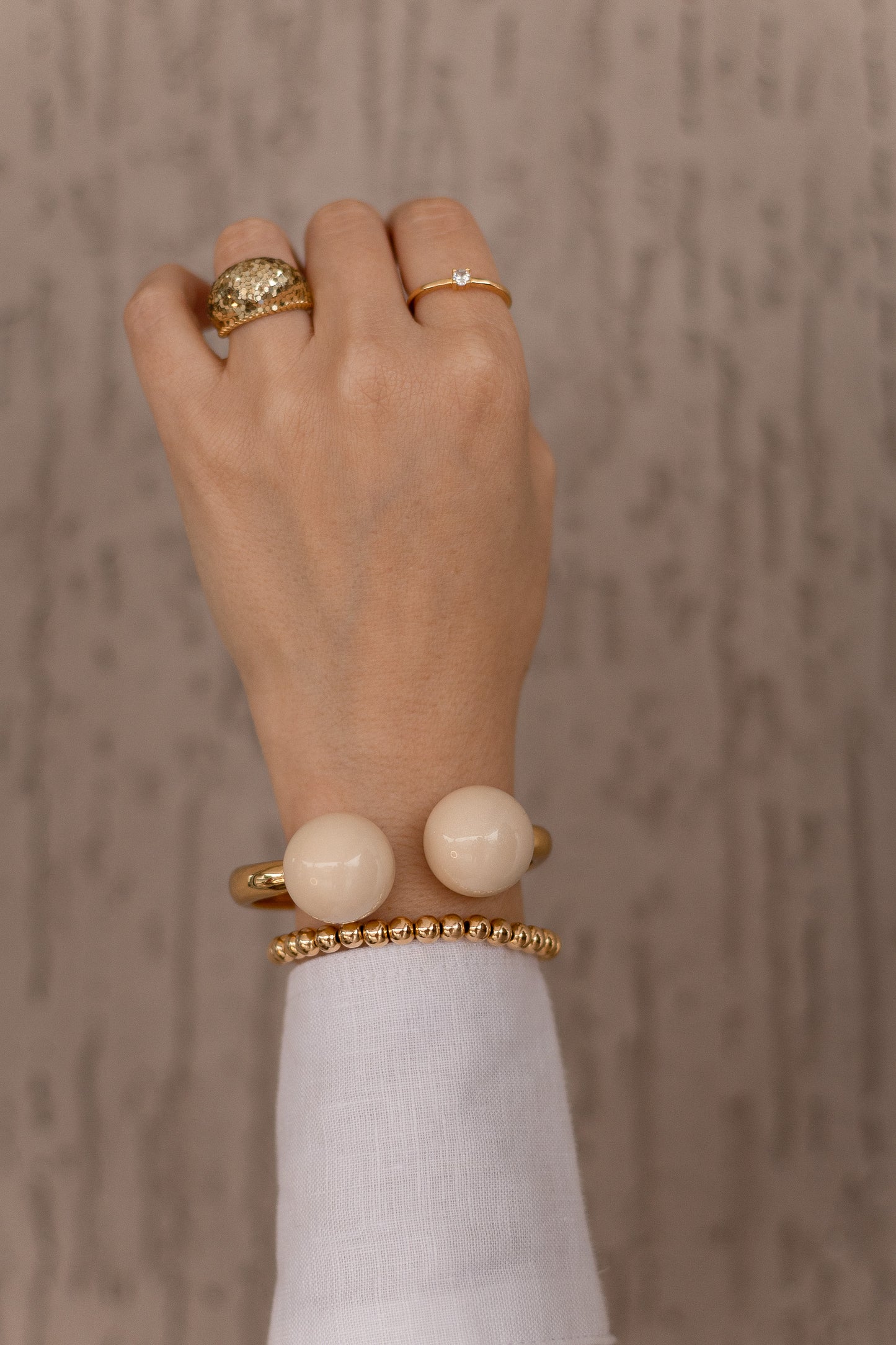Bracelete Ouro com Bolas Peroladas de Resina