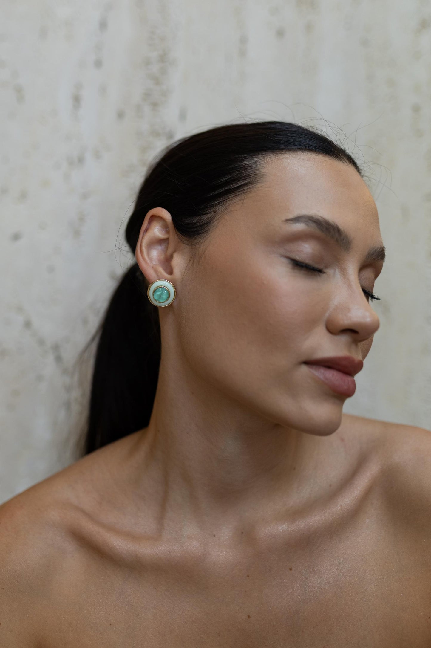 Brinco Redondo Resina Verde Dourado