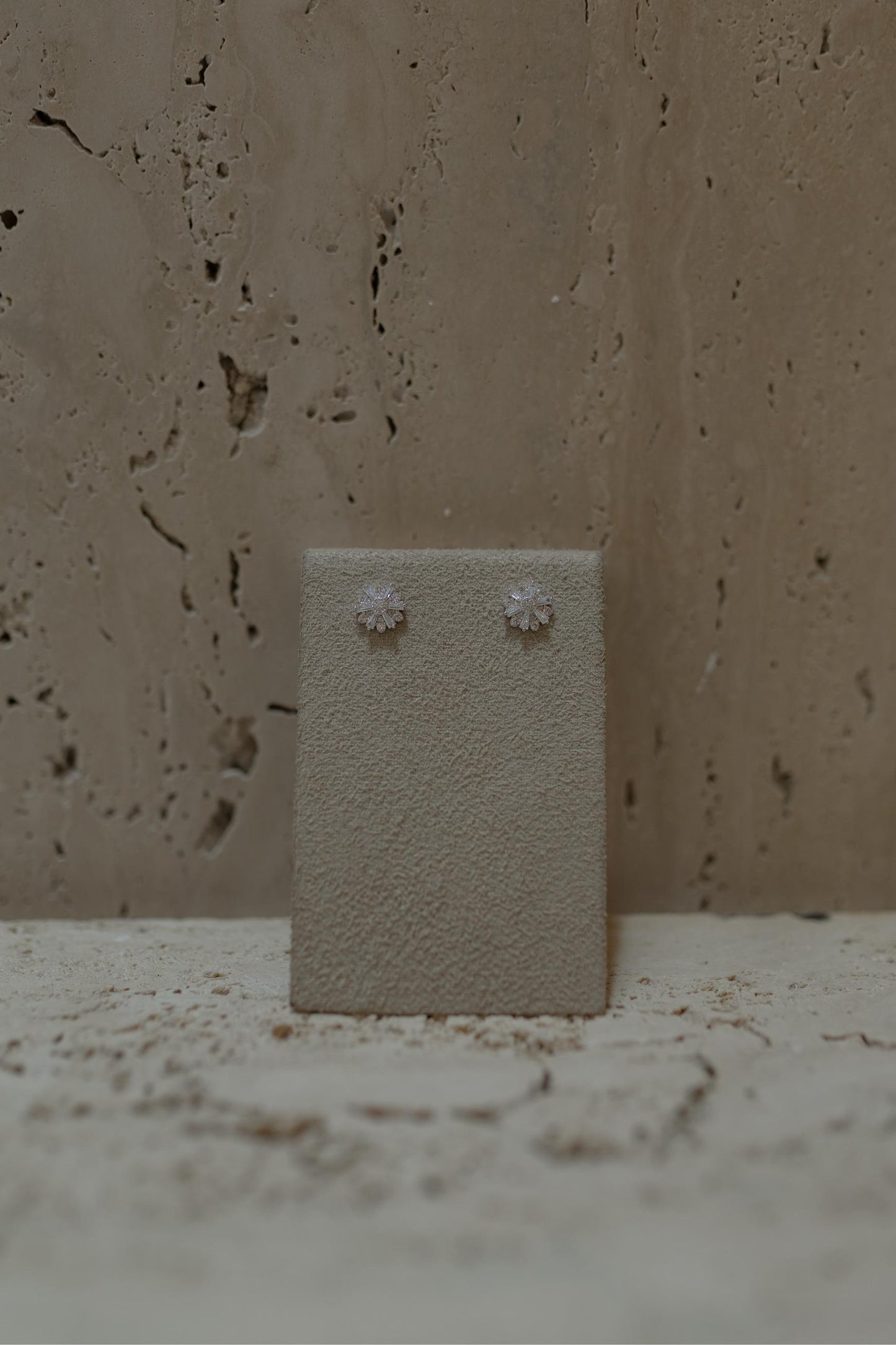 Brinco Flor Zircônias Baguete Ródio Branco