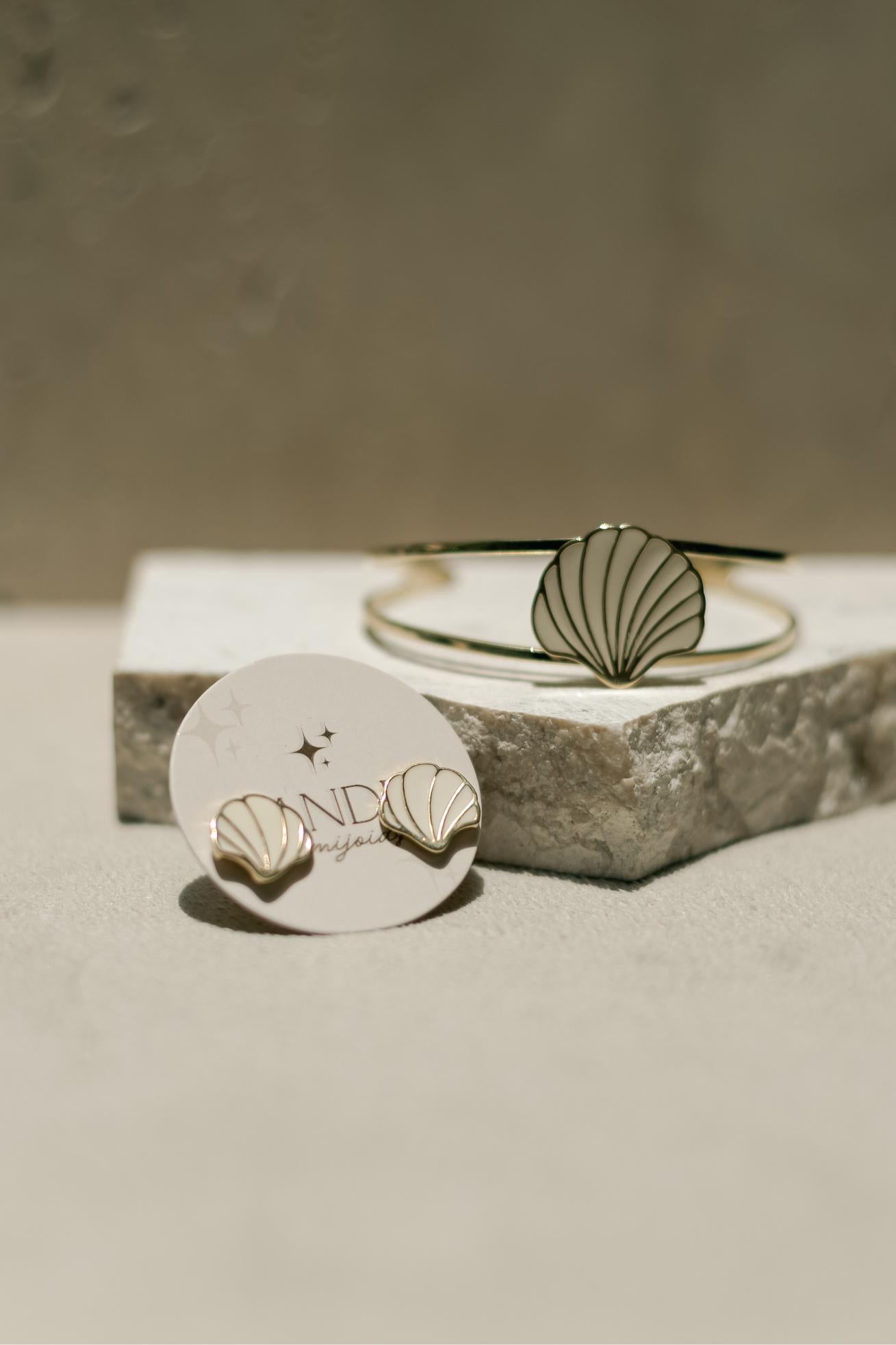 Brinco Concha Esmaltado Off White Dourado