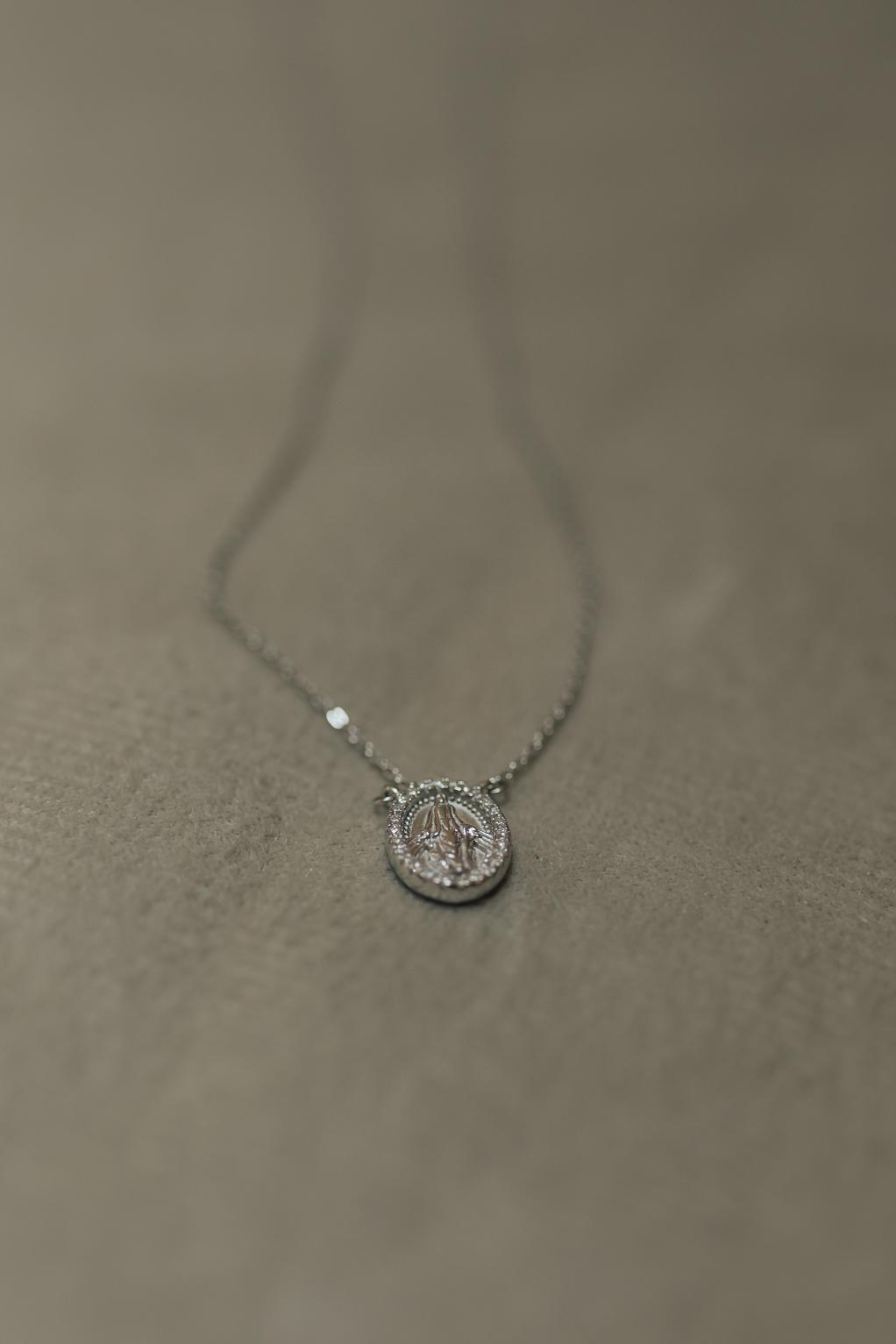 Colar Oval Nossa Senhora das Graças Moissanite Prata 925 Ródio Branco