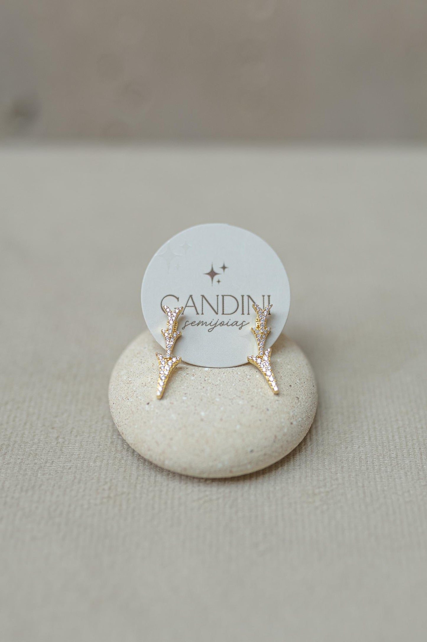 Brinco Pêndulo Setas Cravejadas Dourado