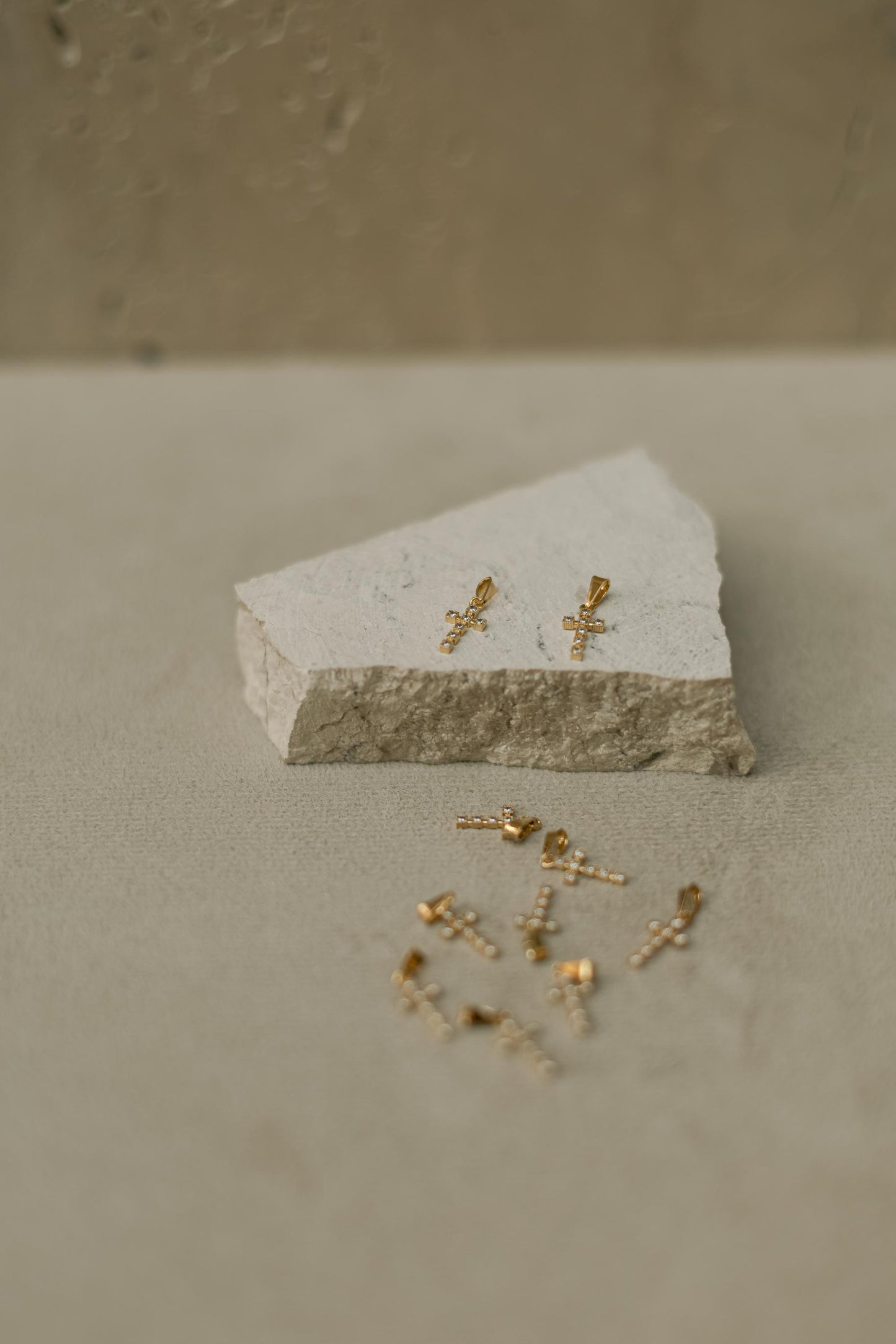 Pingente Cruz Cravejado Dourado