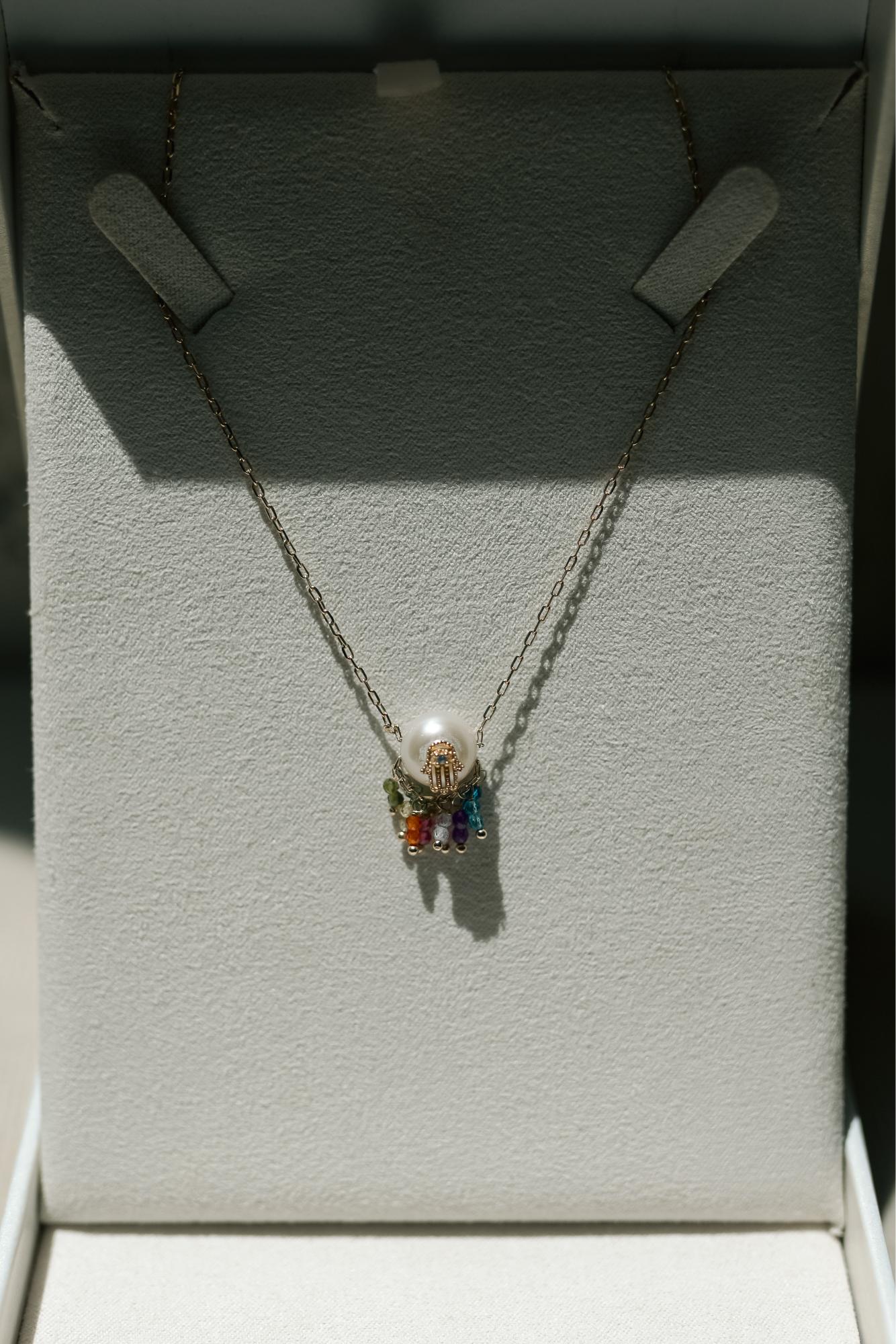 Colar Choker Mão de Hamsá com Pedras e Pérola Dourado